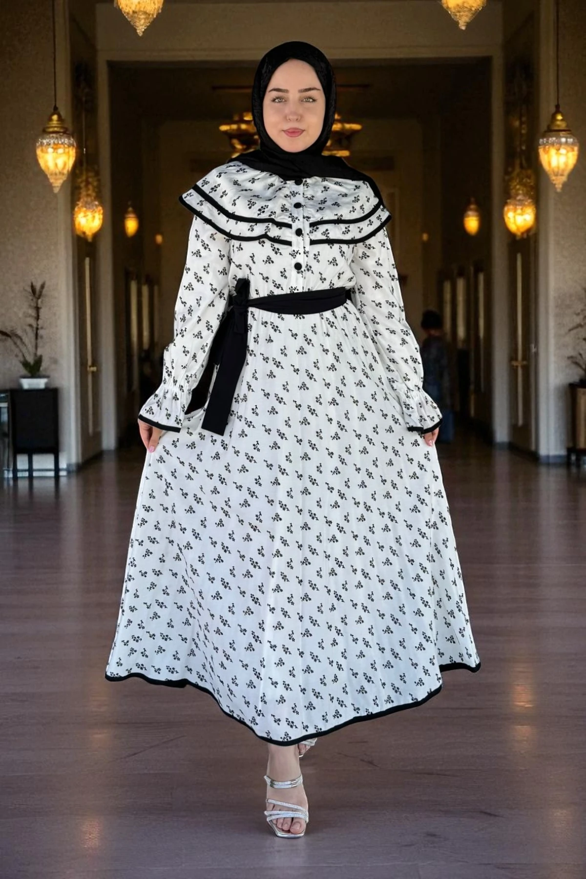 Bebe Yaka Belden Kuşaklı Beyaz Desenli Elbise