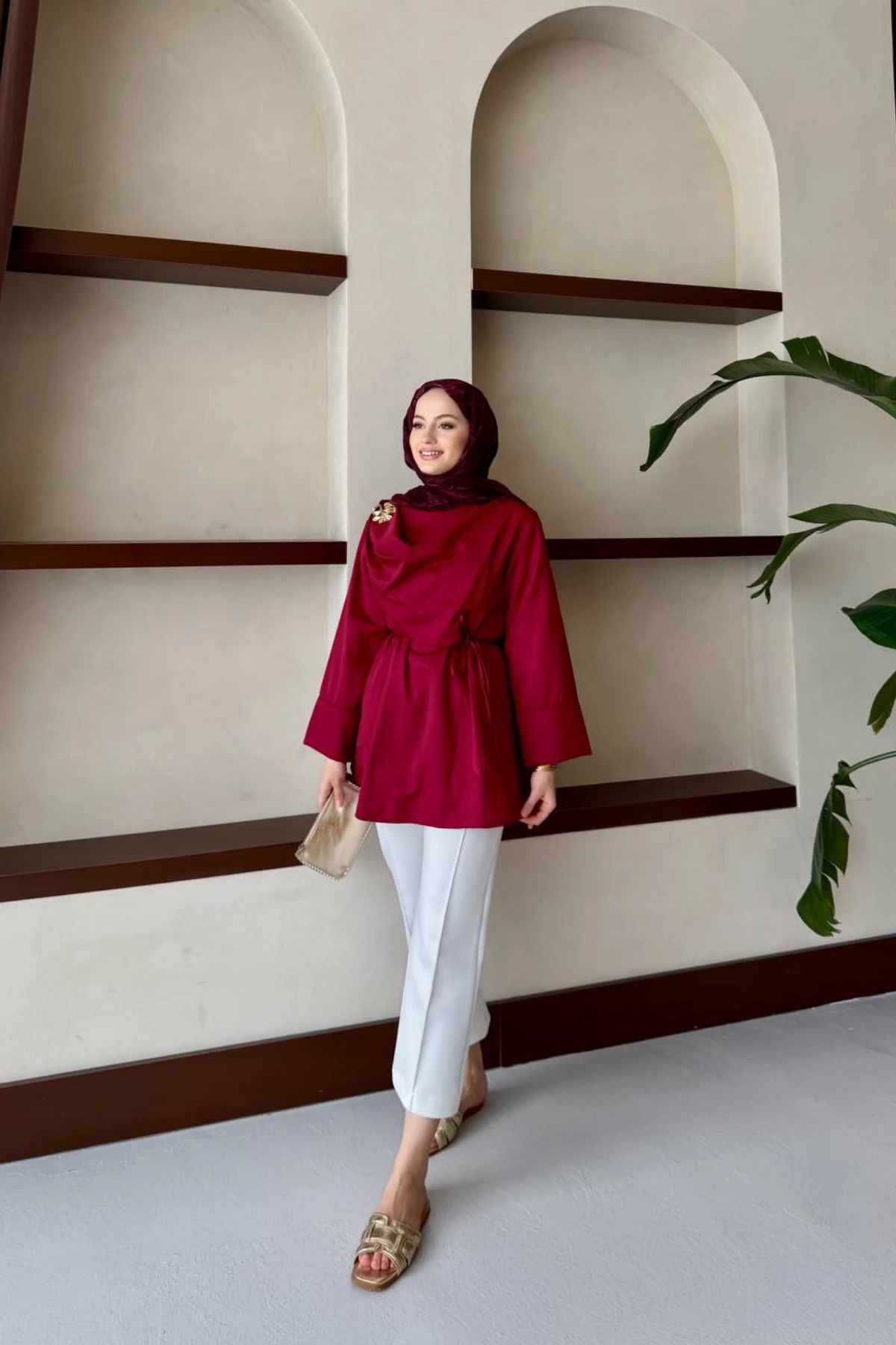 Broş Detayı ve Seyyar Kemeriyle Zarif Poplin Gömlek