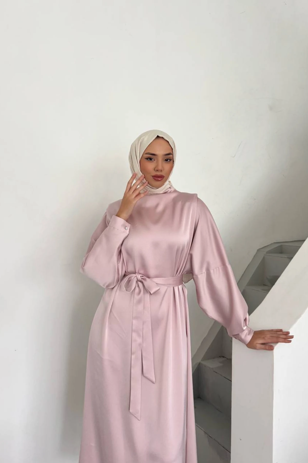 Yuvarlak Yaka Saten Dokulu Kuşaklı Tesettür Elbise