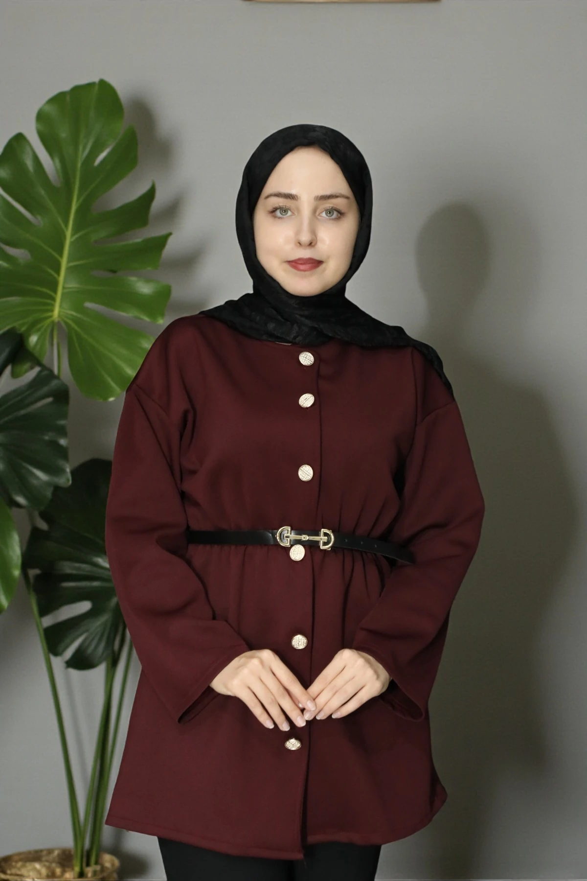 Gold Düğme Detaylı, Kemerli Scuba Kumaş Tesettür Ceket