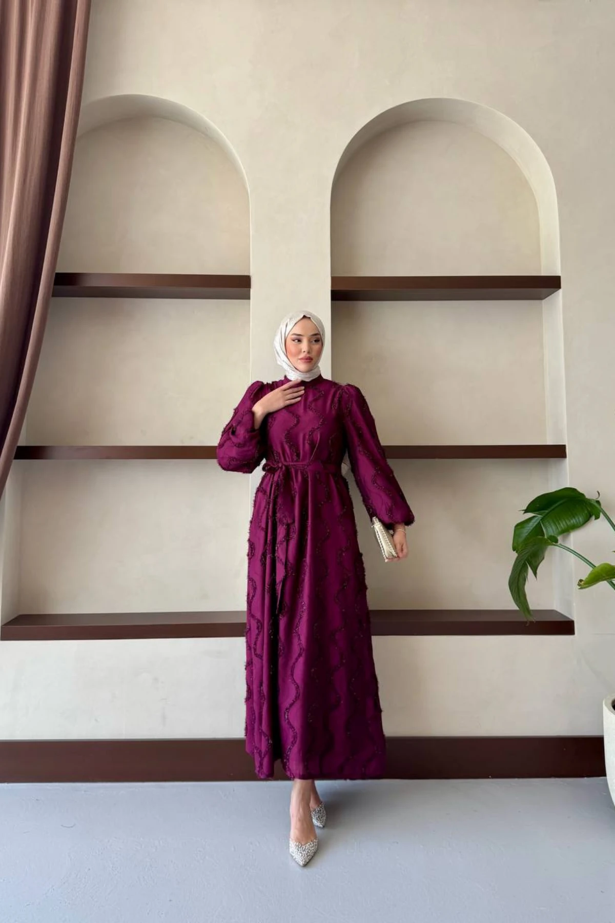 Yuvarlak Yaka Simli Tüy Desenli Balon Kol Belden Kuşaklı Astarlı Elbise