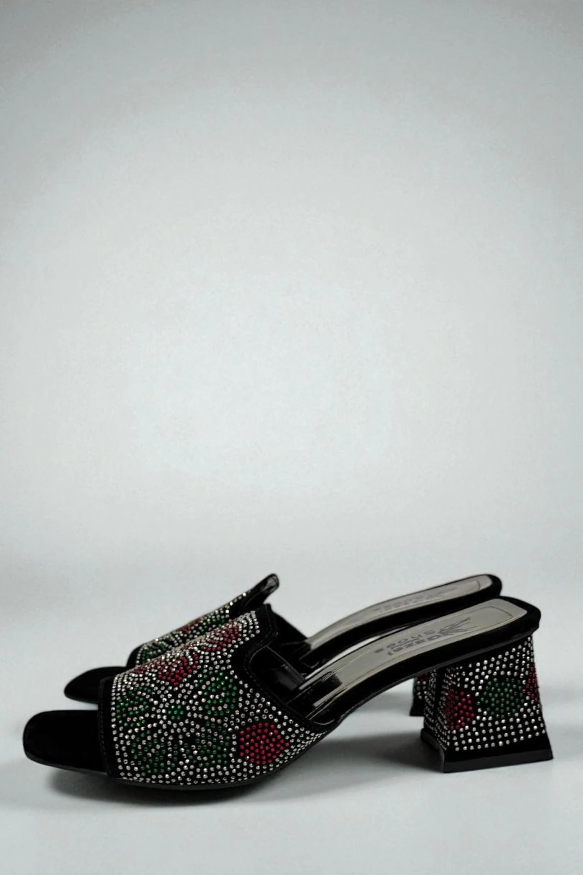 Ufak Taş Çiçek Desenli Topuklu Terlik