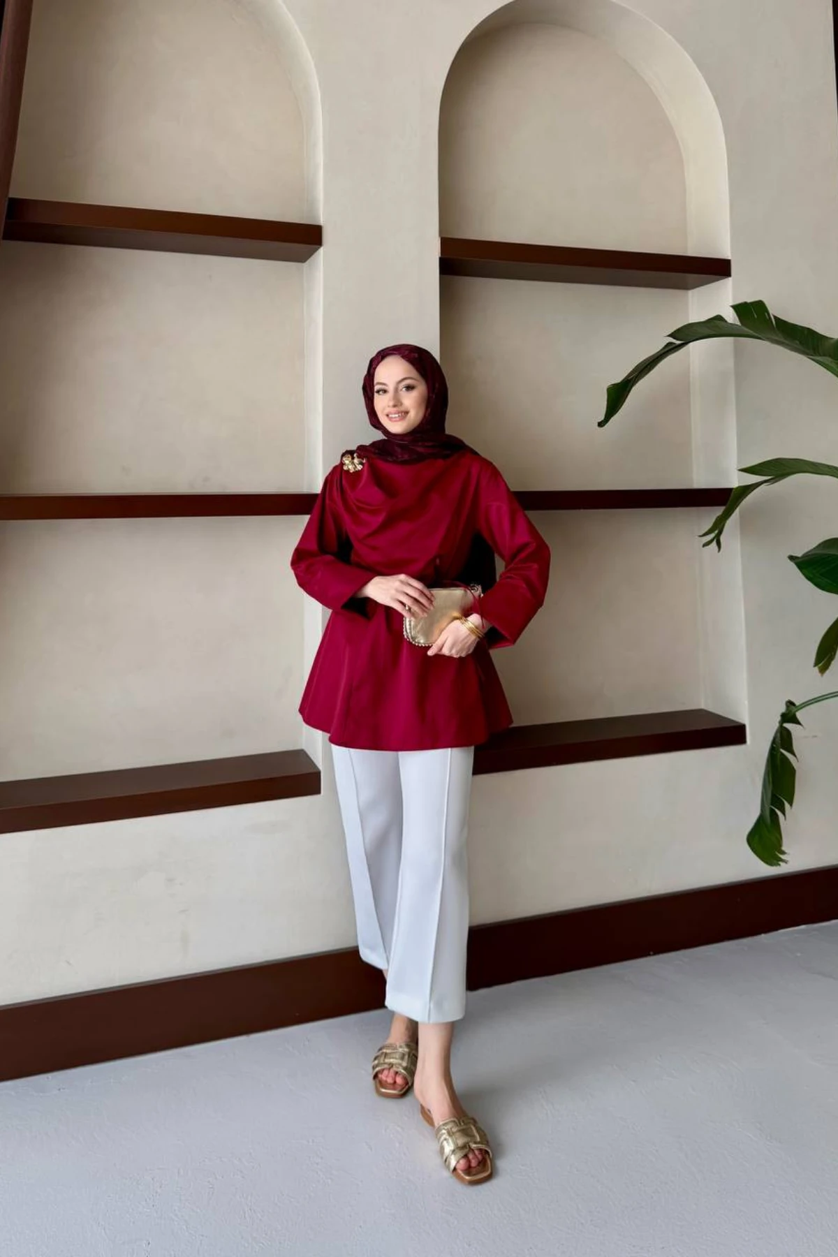 Broş Detayı ve Seyyar Kemeriyle Zarif Poplin Gömlek