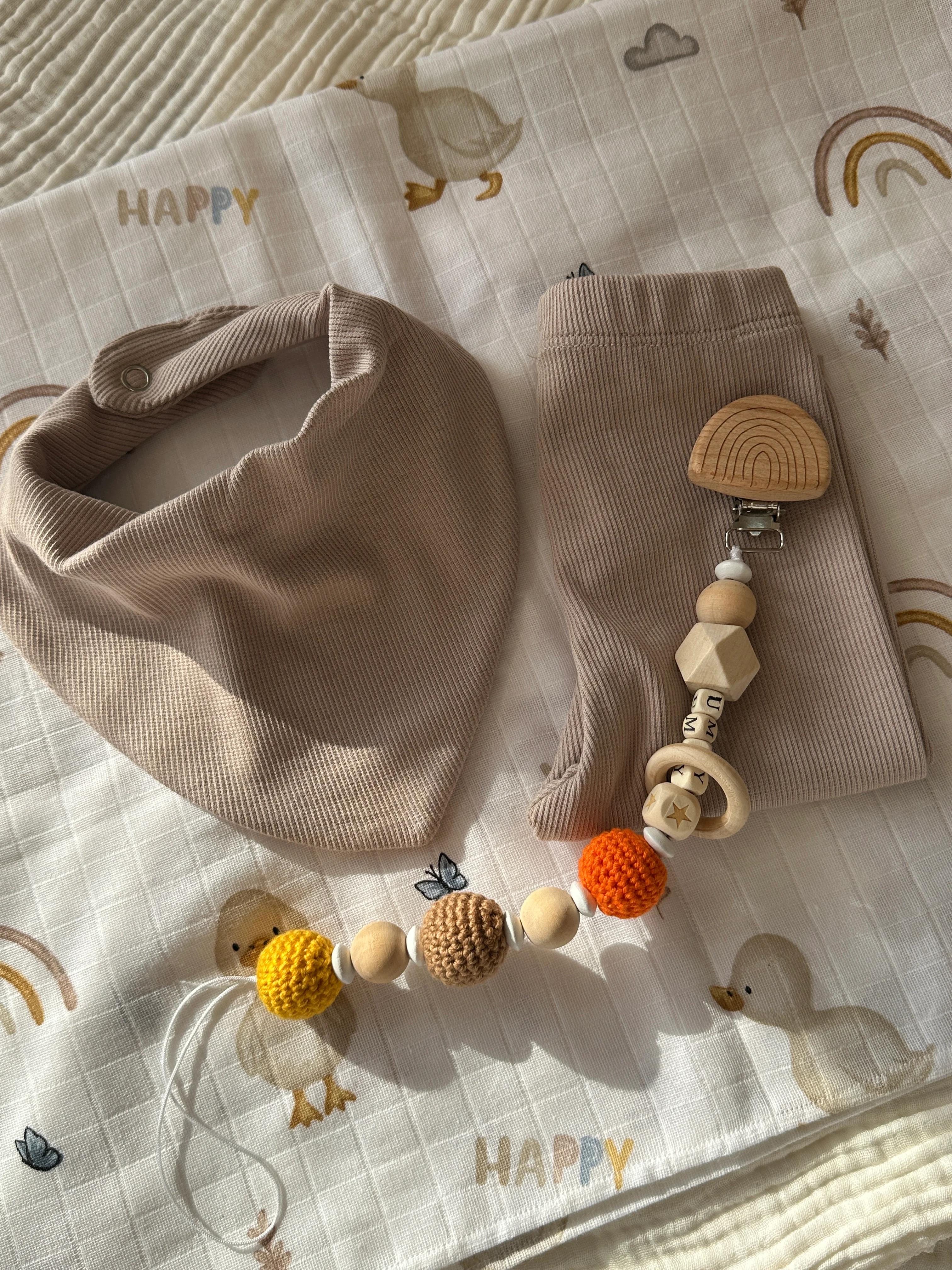 Vizon Yenidoğan İlk Ay Seti – Fitilli Tayt, Fular, Emzik Askısı ve Desenli Müslin Örtü Takım