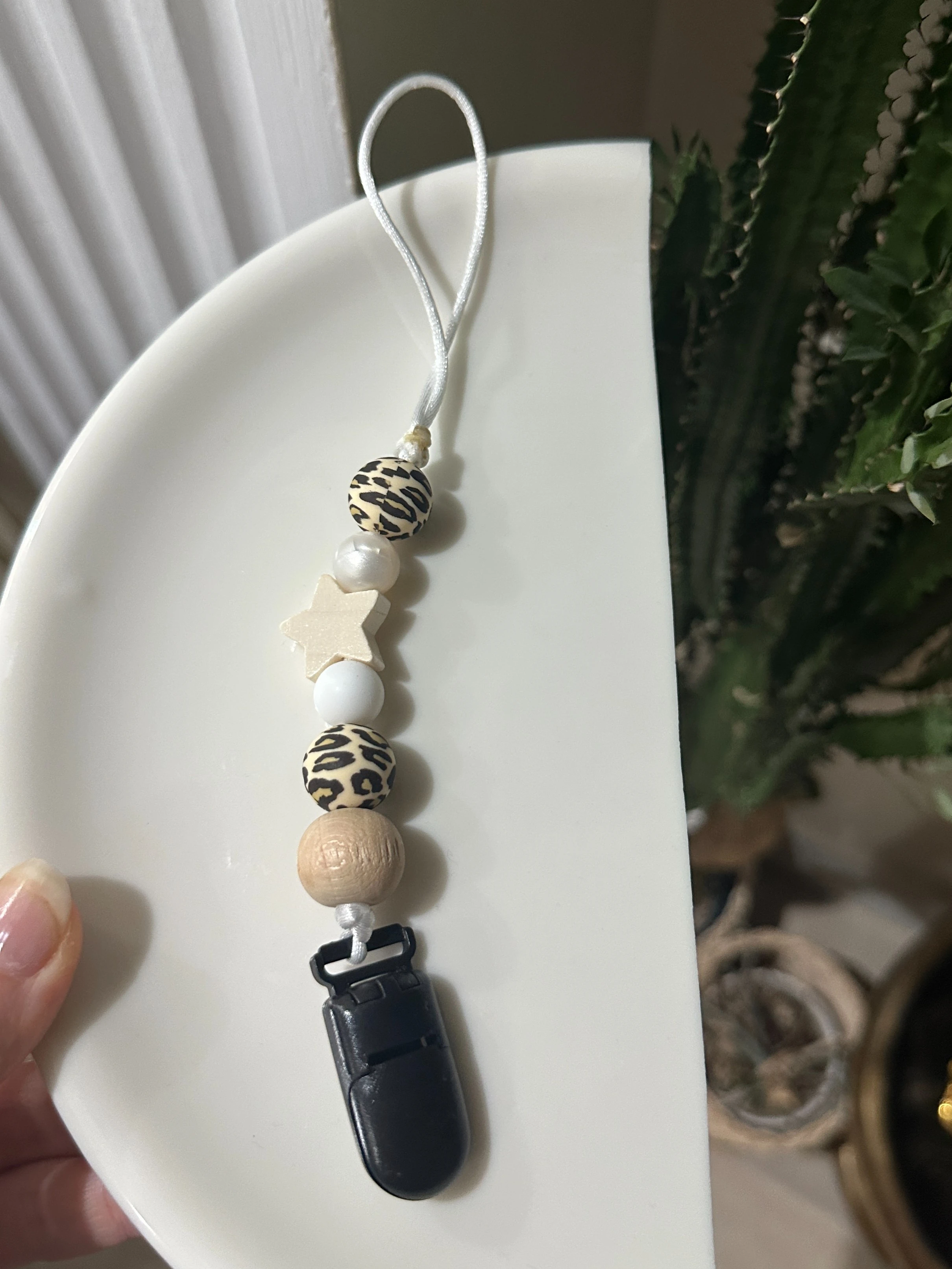 Leoparlı Klips Boncuk Emzik Askısı