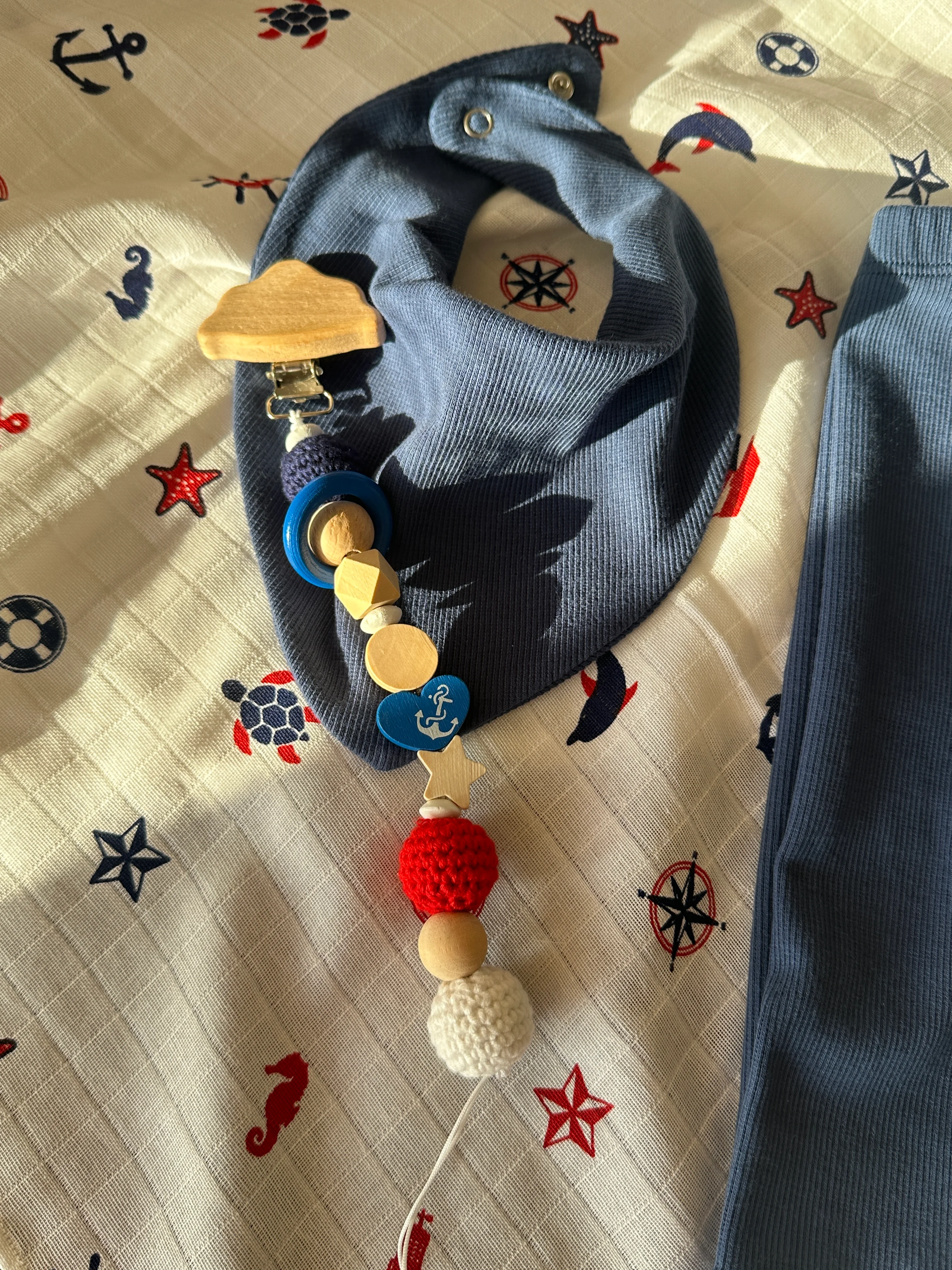 Lacivert Yenidoğan İlk Ay Seti – Fitilli Tayt, Fular, Emzik Askısı ve Desenli Müslin Örtü Takım