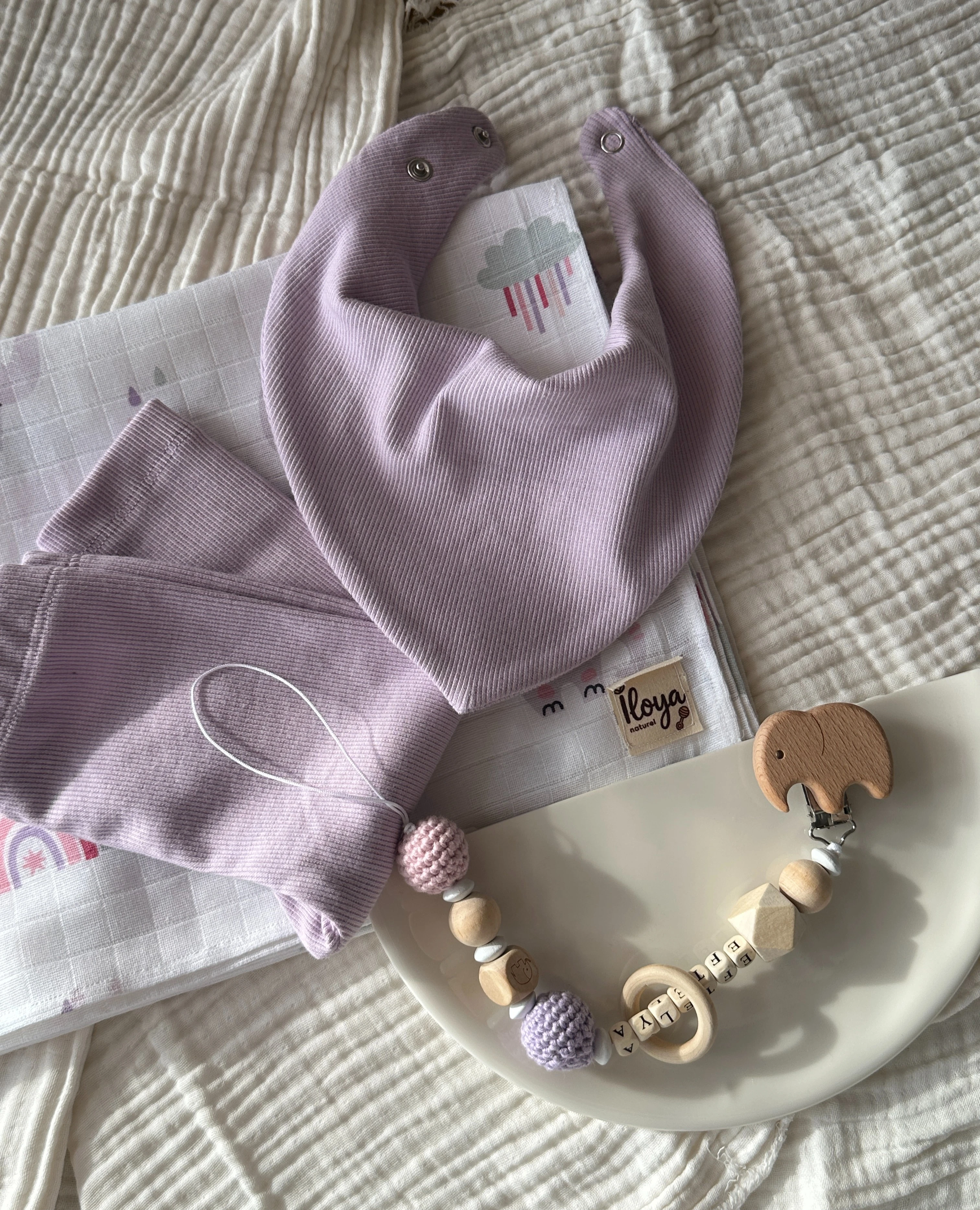 Lila Yenidoğan İlk Ay Seti – Fitilli Tayt, Fular, Emzik Askısı ve Desenli Müslin Örtü Takım