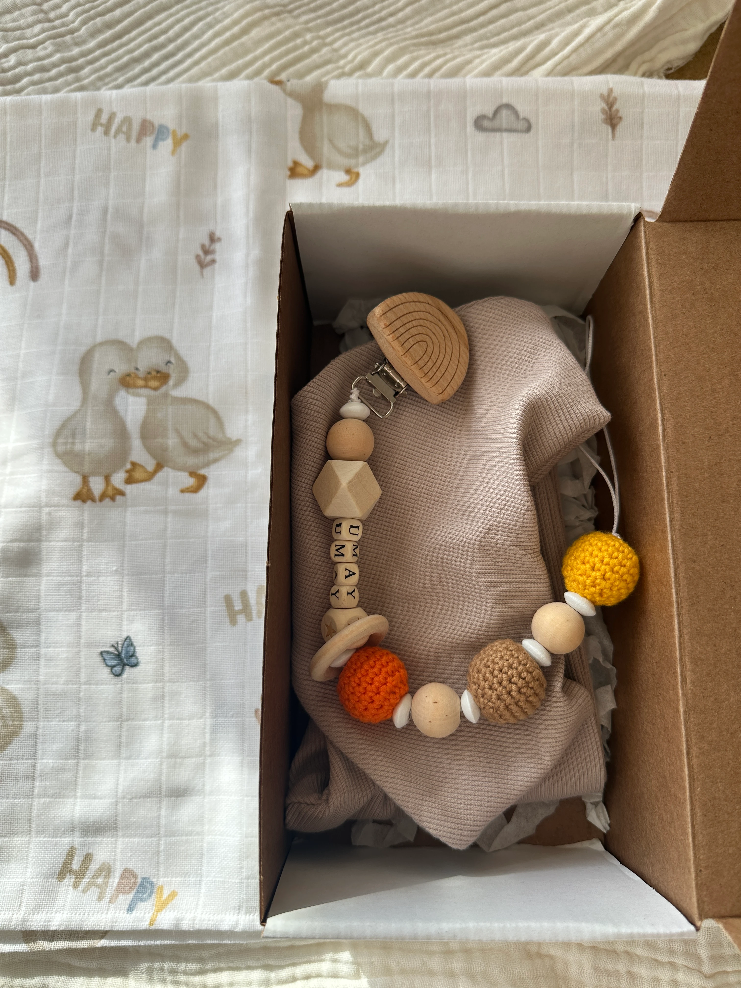 Vizon Yenidoğan İlk Ay Seti – Fitilli Tayt, Fular, Emzik Askısı ve Desenli Müslin Örtü Takım