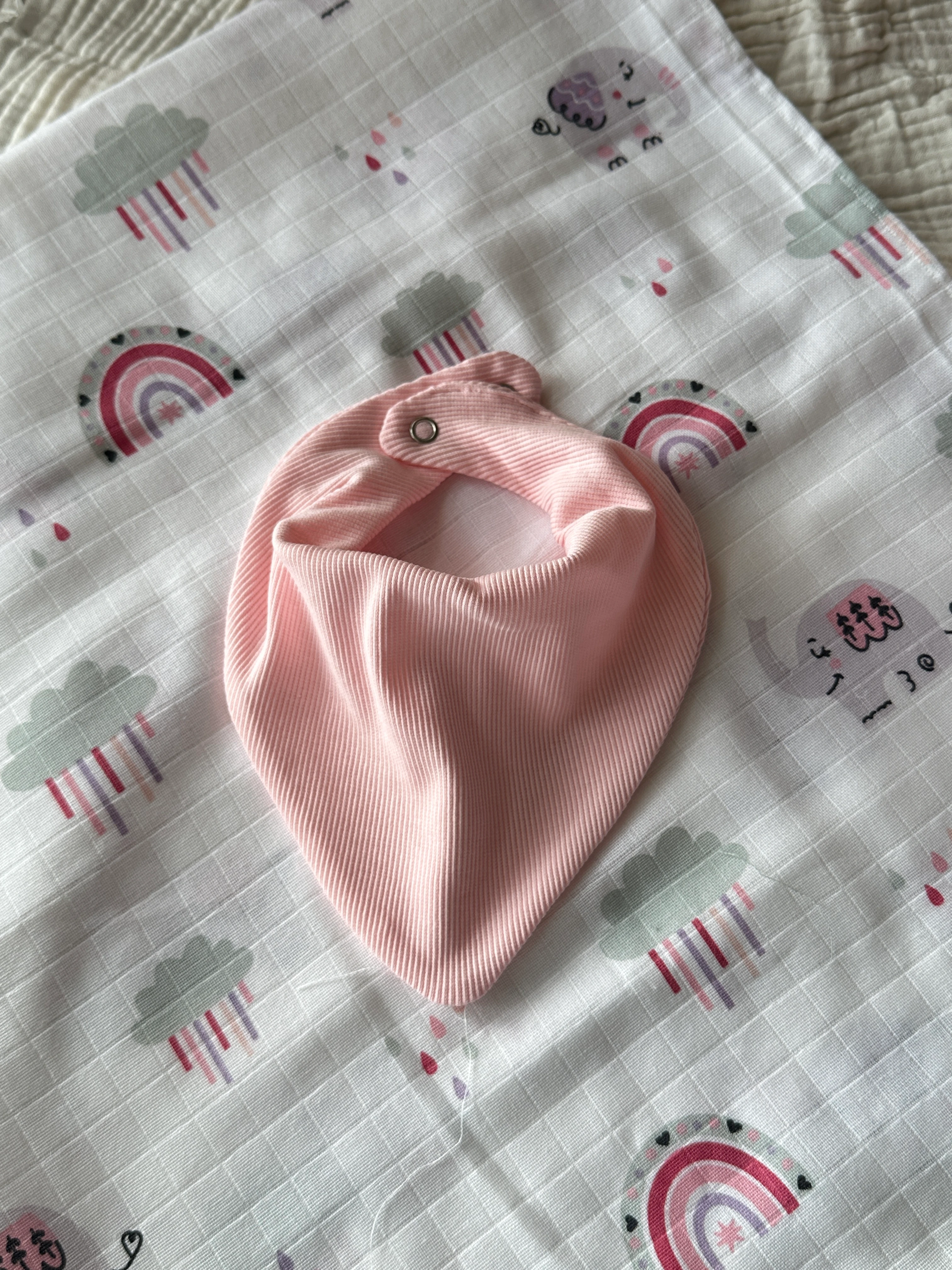 Pembe Yenidoğan İlk Ay Seti – Fitilli Tayt, Fular, Emzik Askısı ve Desenli Müslin Örtü Takım