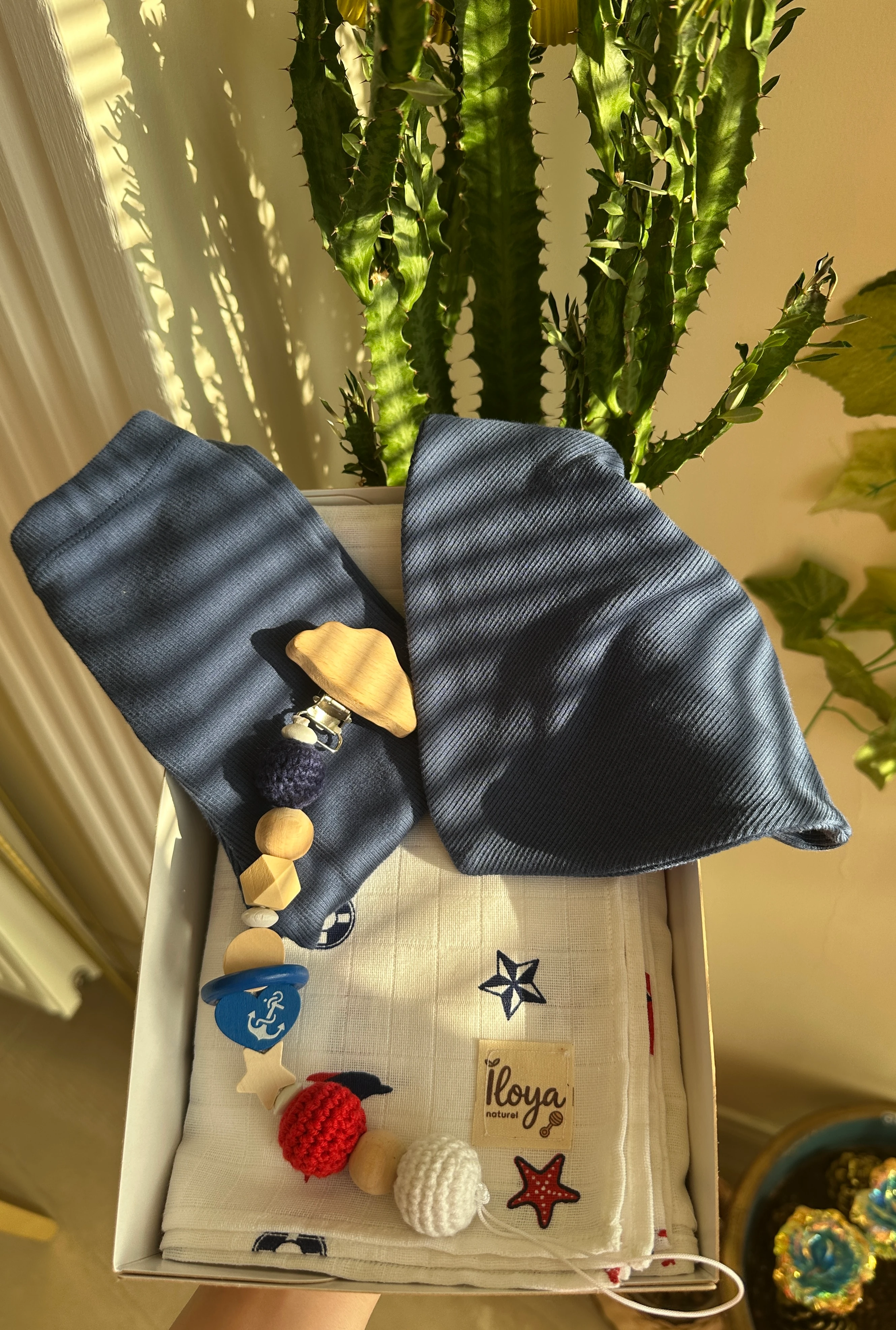 Lacivert Yenidoğan İlk Ay Seti – Fitilli Tayt, Fular, Emzik Askısı ve Desenli Müslin Örtü Takım