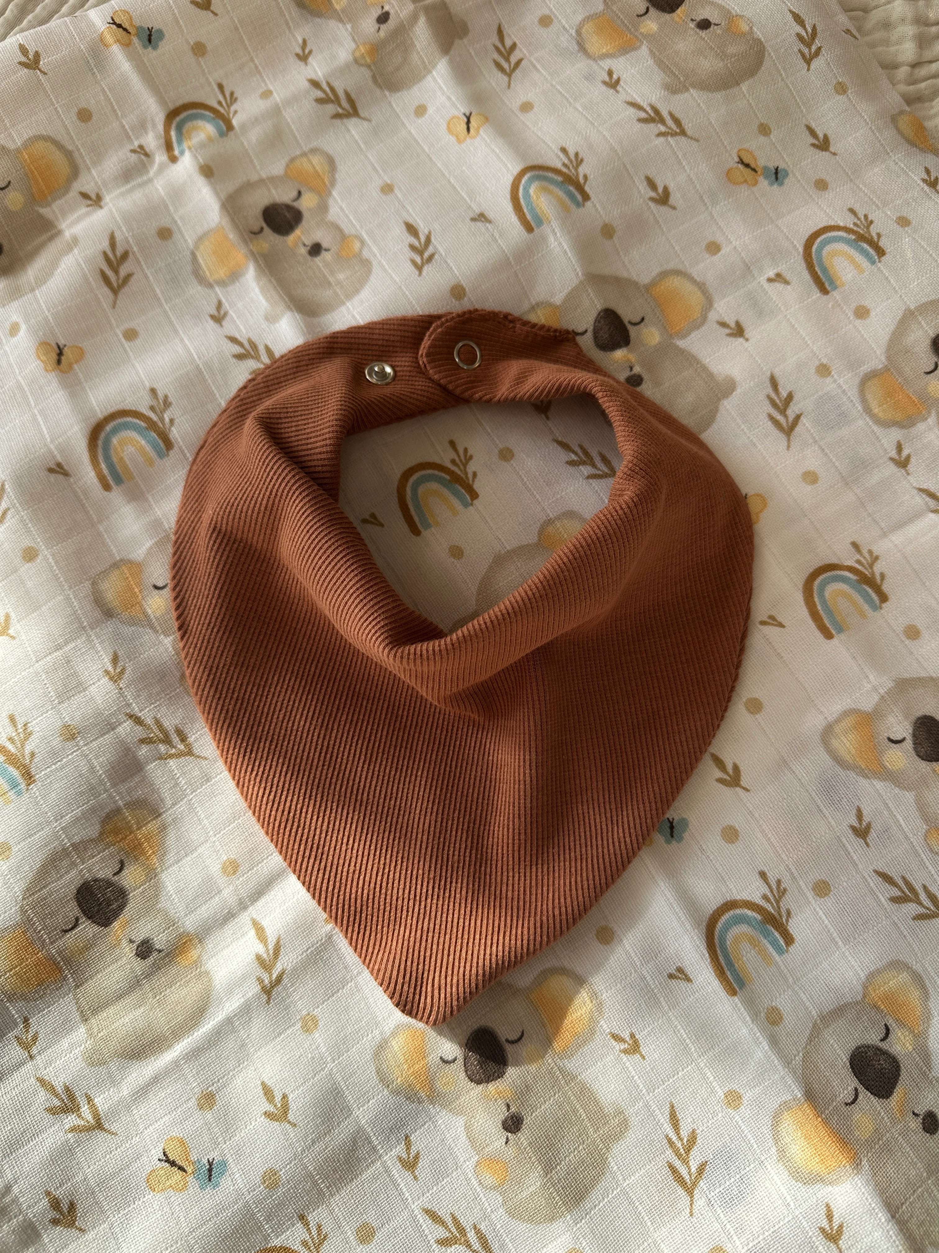 Kiremit Yenidoğan İlk Ay Seti – Fitilli Tayt, Fular, Emzik Askısı ve Desenli Müslin Örtü Takım