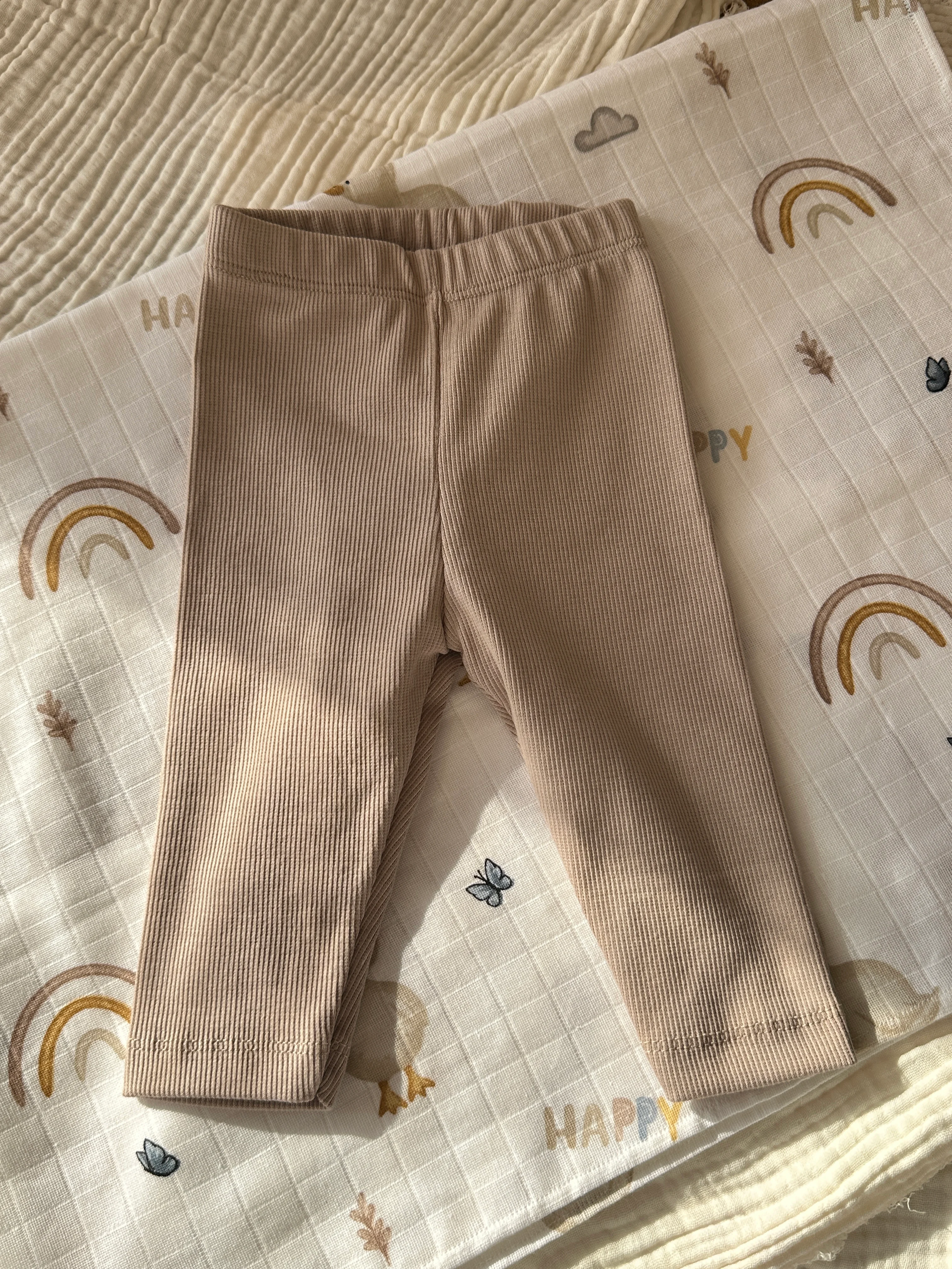 Vizon Yenidoğan İlk Ay Seti – Fitilli Tayt, Fular, Emzik Askısı ve Desenli Müslin Örtü Takım