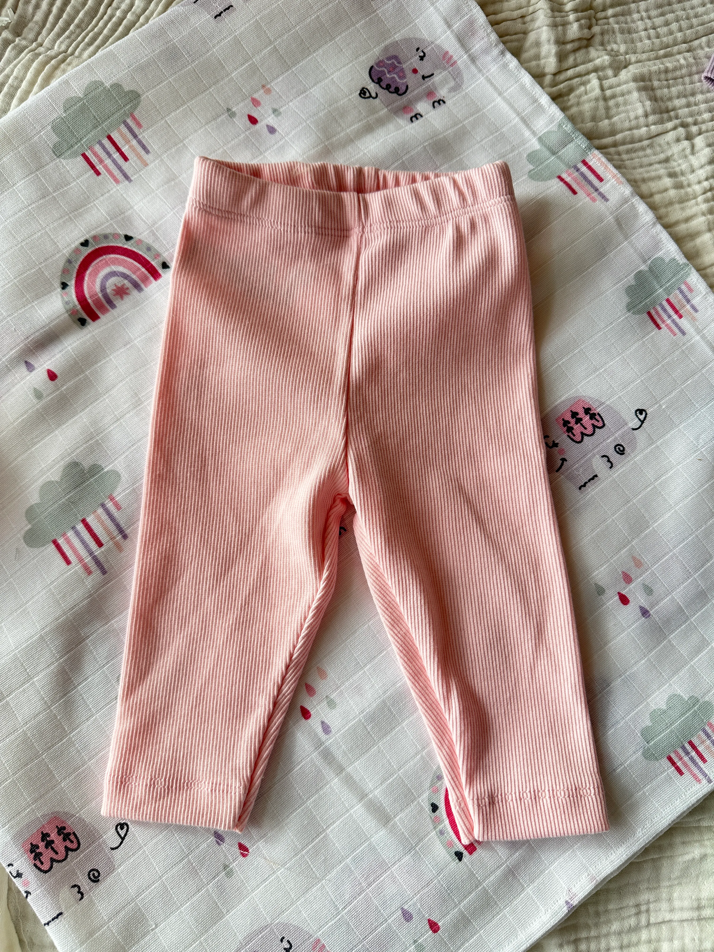 Pembe Yenidoğan İlk Ay Seti – Fitilli Tayt, Fular, Emzik Askısı ve Desenli Müslin Örtü Takım