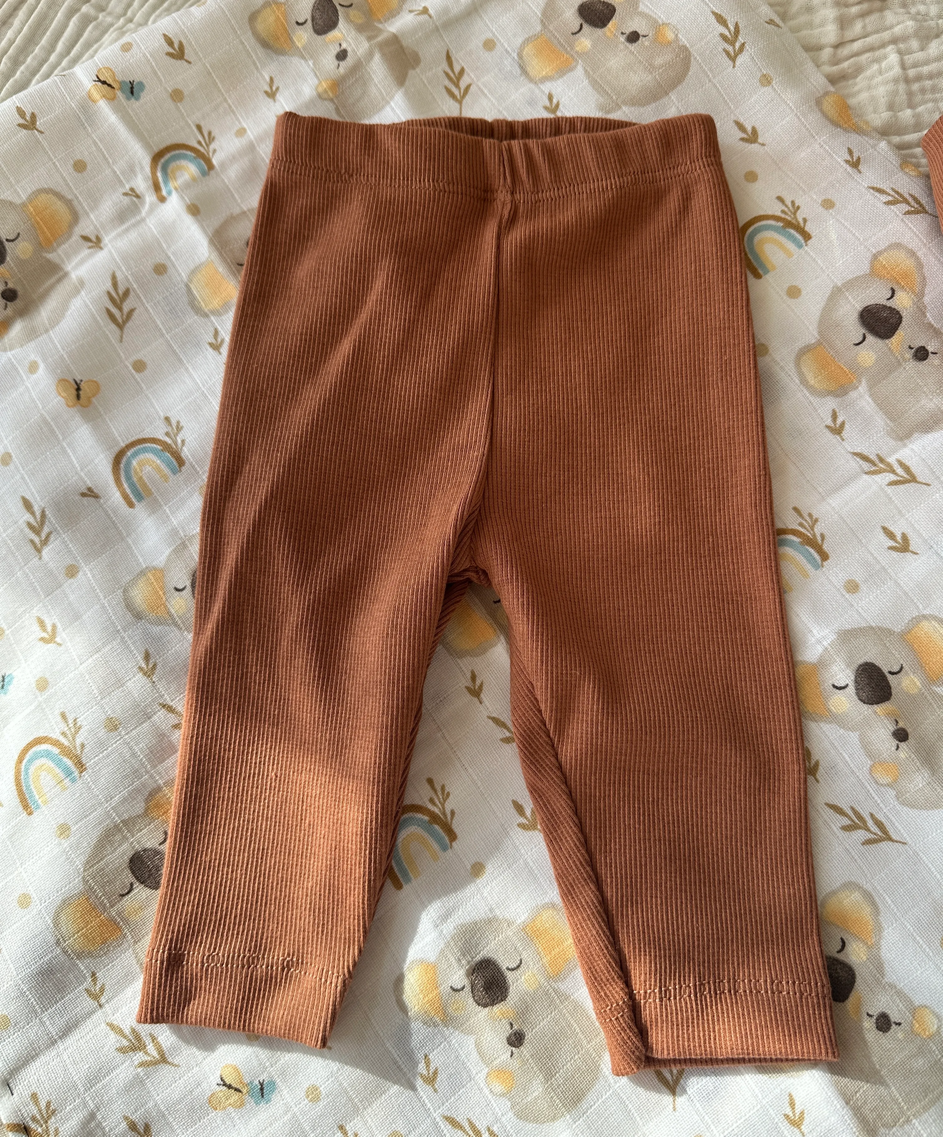 Kiremit Yenidoğan İlk Ay Seti – Fitilli Tayt, Fular, Emzik Askısı ve Desenli Müslin Örtü Takım