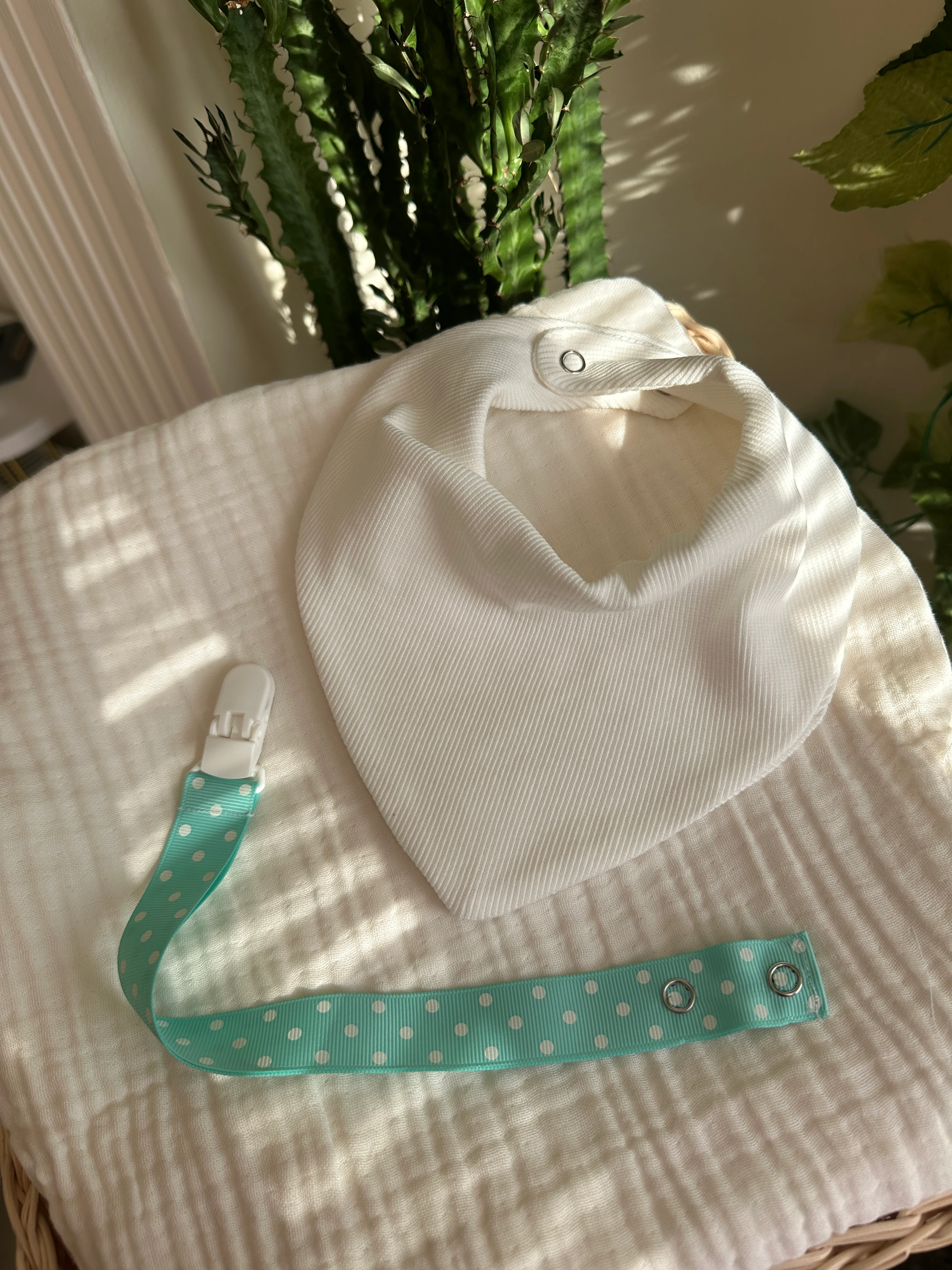 Bebek Emzik Askısı ve Ağız Silme Önlüğü Seti - Mavi Puantiyeli Kumaş