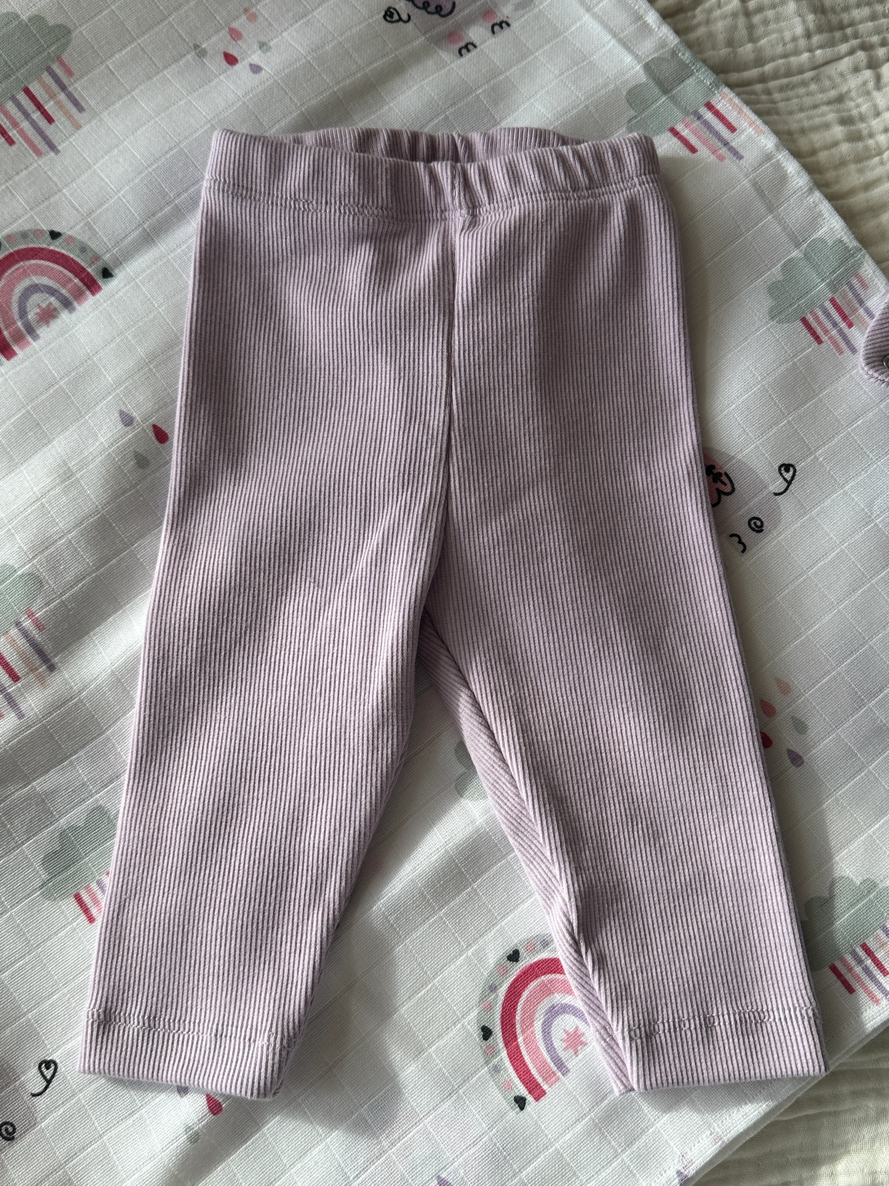 Lila Yenidoğan İlk Ay Seti – Fitilli Tayt, Fular, Emzik Askısı ve Desenli Müslin Örtü Takım