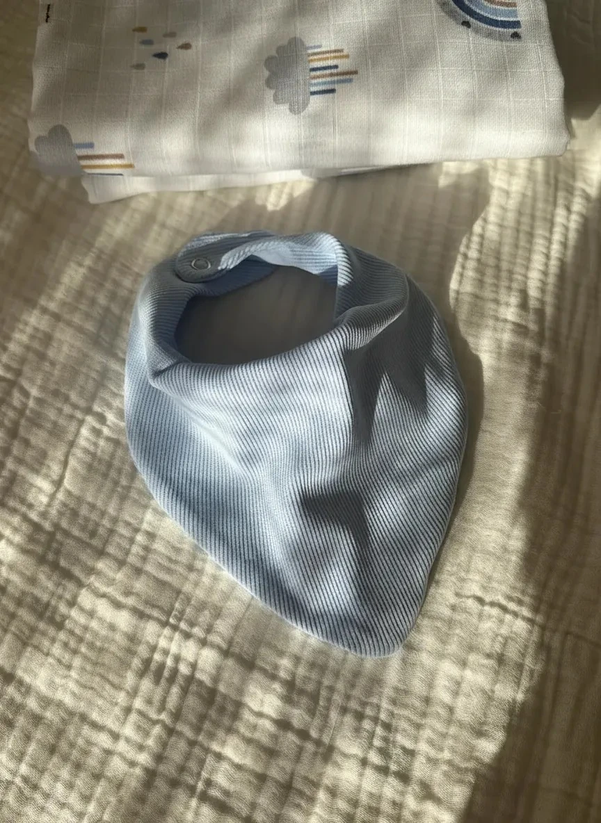 Mavi Yenidoğan İlk Ay Seti – Fitilli Tayt, Fular, Emzik Askısı ve Desenli Müslin Örtü Takım