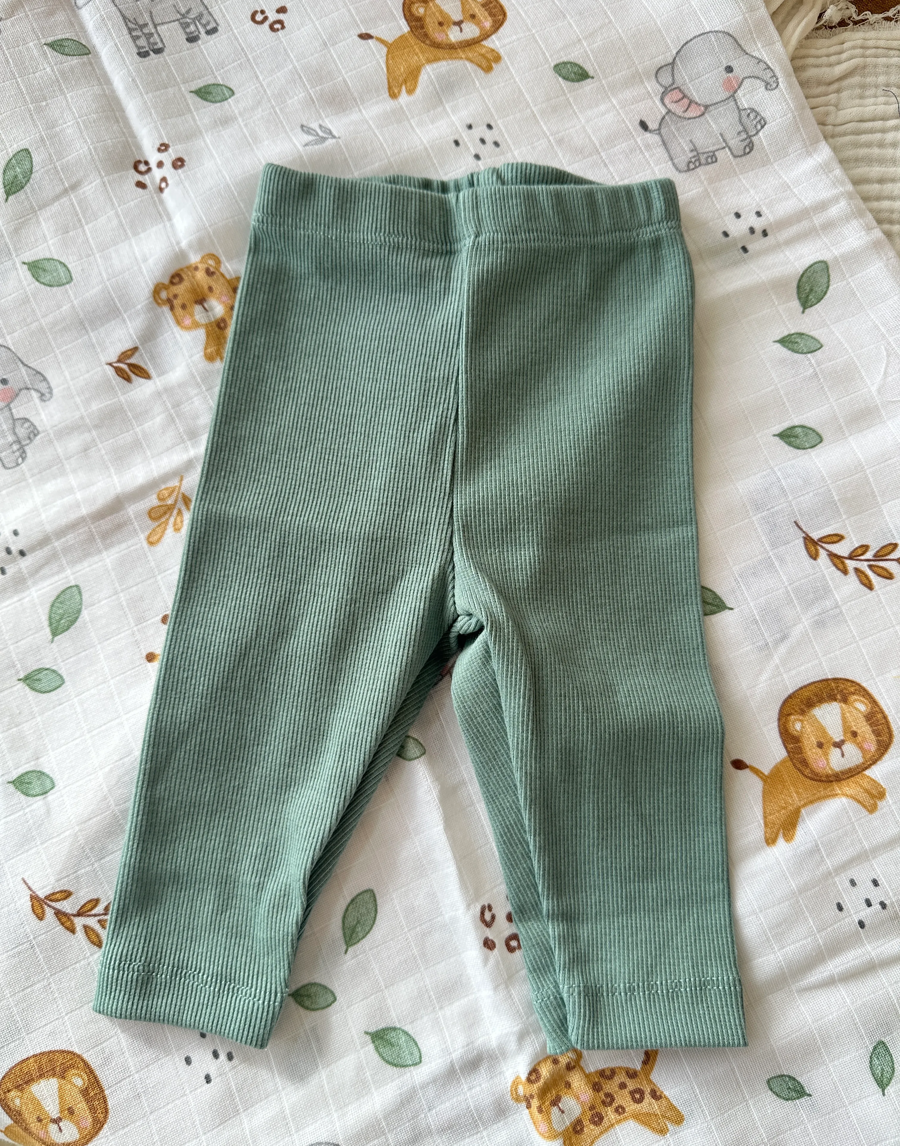 Mint Yeşili Yenidoğan İlk Ay Seti – Fitilli Tayt, Fular, Emzik Askısı ve Desenli Müslin Örtü Takım