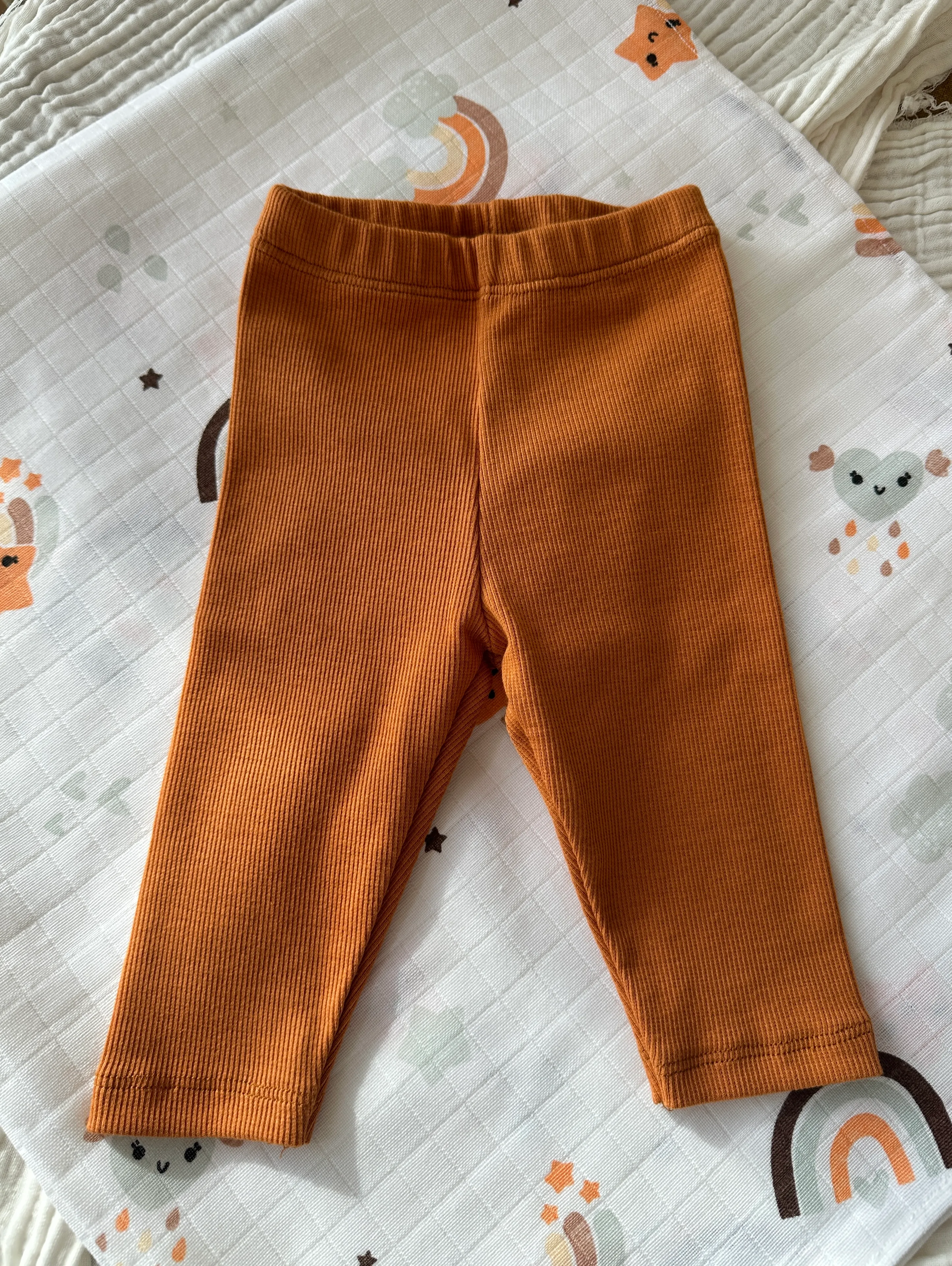 Hardal Yenidoğan İlk Ay Seti – Fitilli Tayt, Fular, Emzik Askısı ve Desenli Müslin Örtü Takım