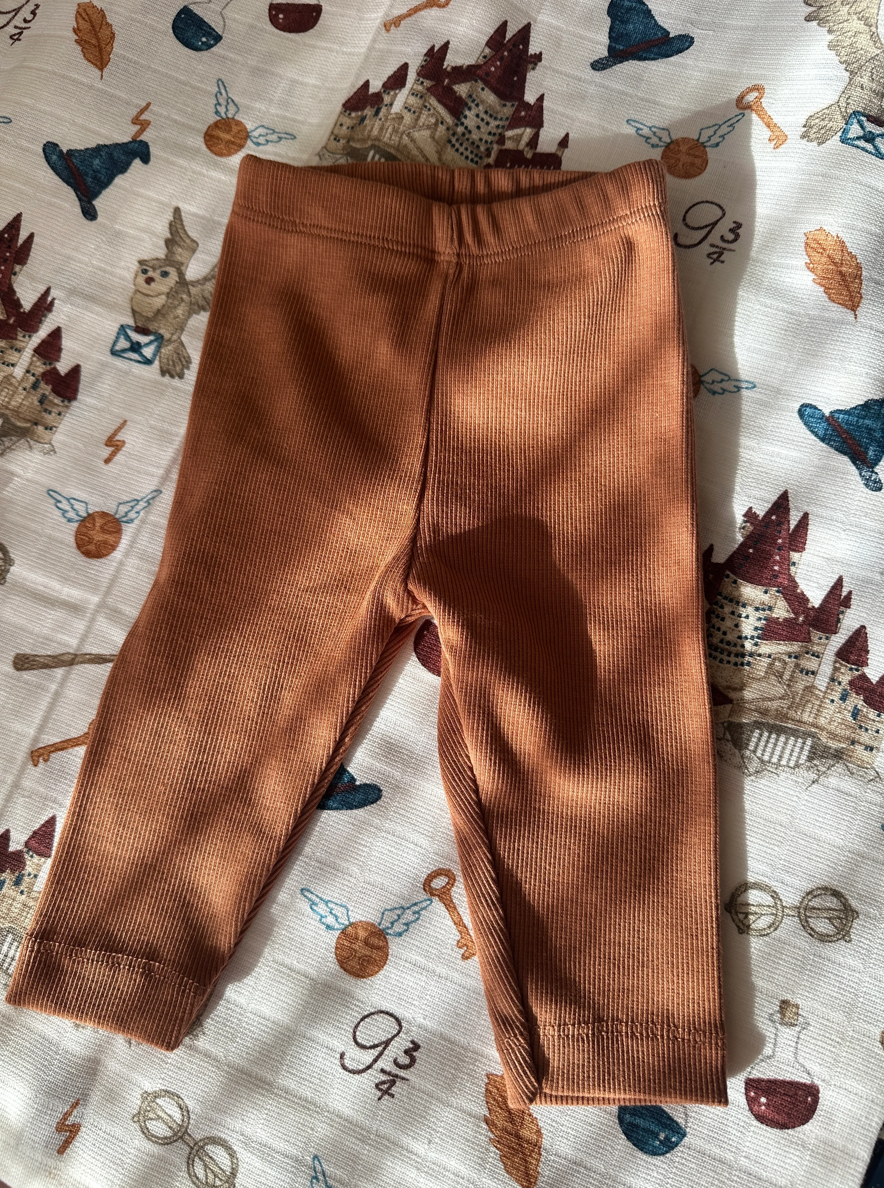 Harry Potter Yenidoğan İlk Ay Seti – Fitilli Tayt, Fular, Emzik Askısı ve Desenli Müslin Örtü Takım