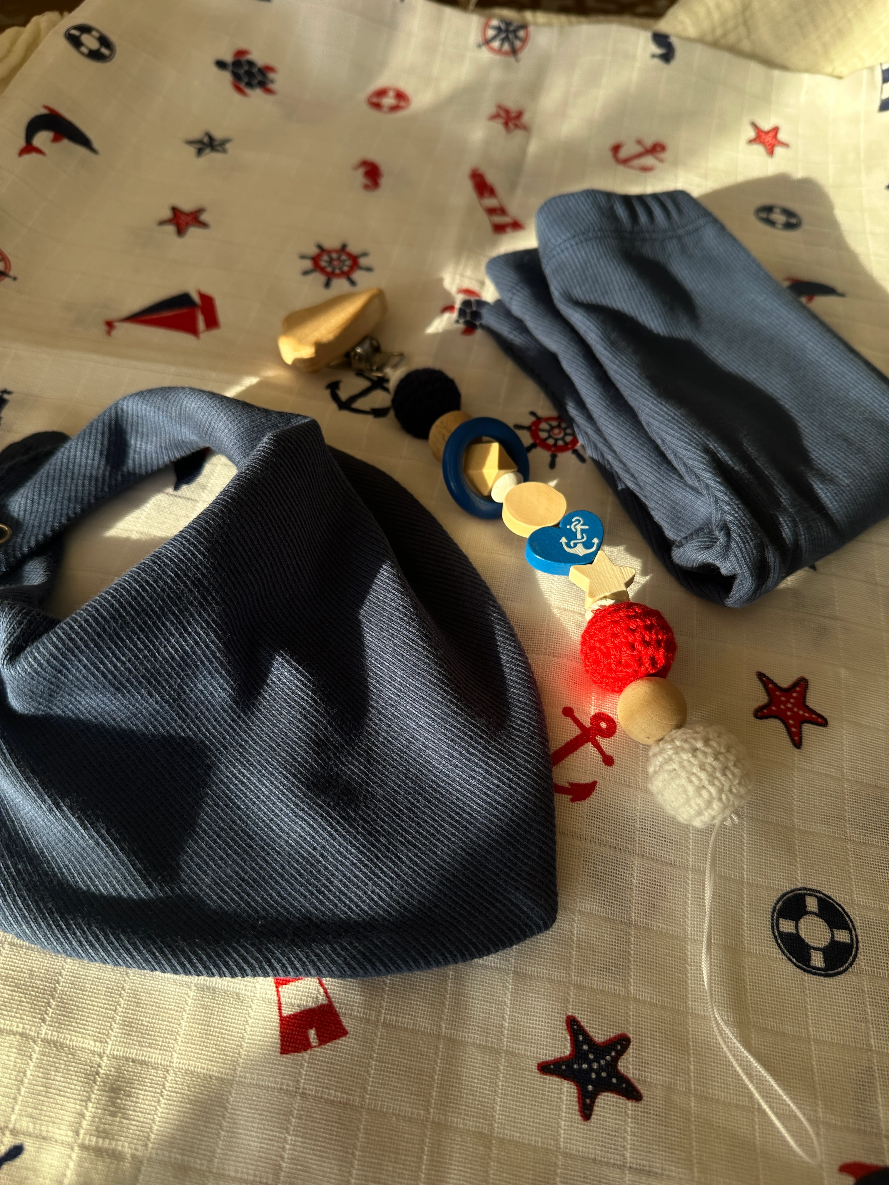 Lacivert Yenidoğan İlk Ay Seti – Fitilli Tayt, Fular, Emzik Askısı ve Desenli Müslin Örtü Takım