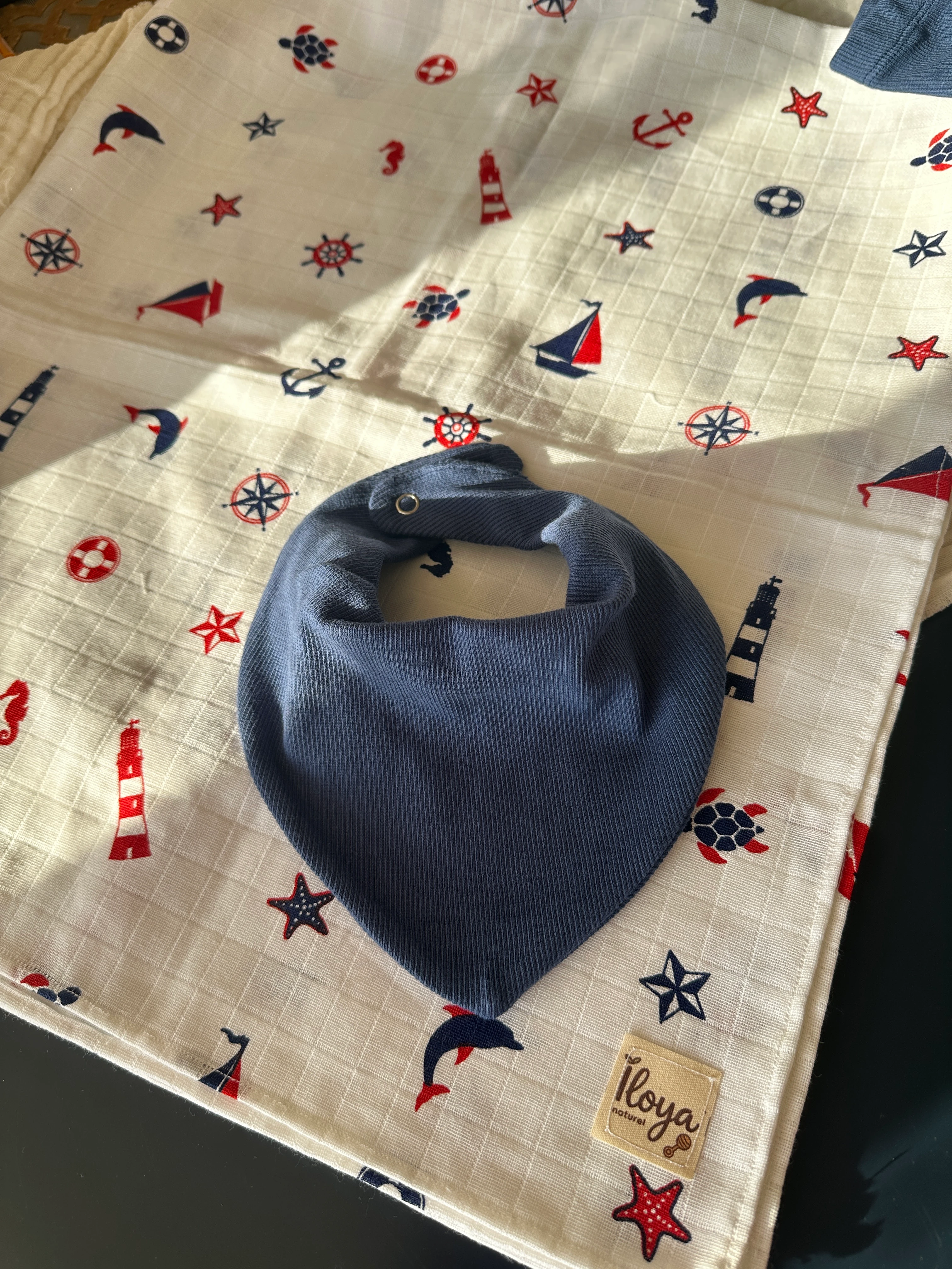 Lacivert Yenidoğan İlk Ay Seti – Fitilli Tayt, Fular, Emzik Askısı ve Desenli Müslin Örtü Takım