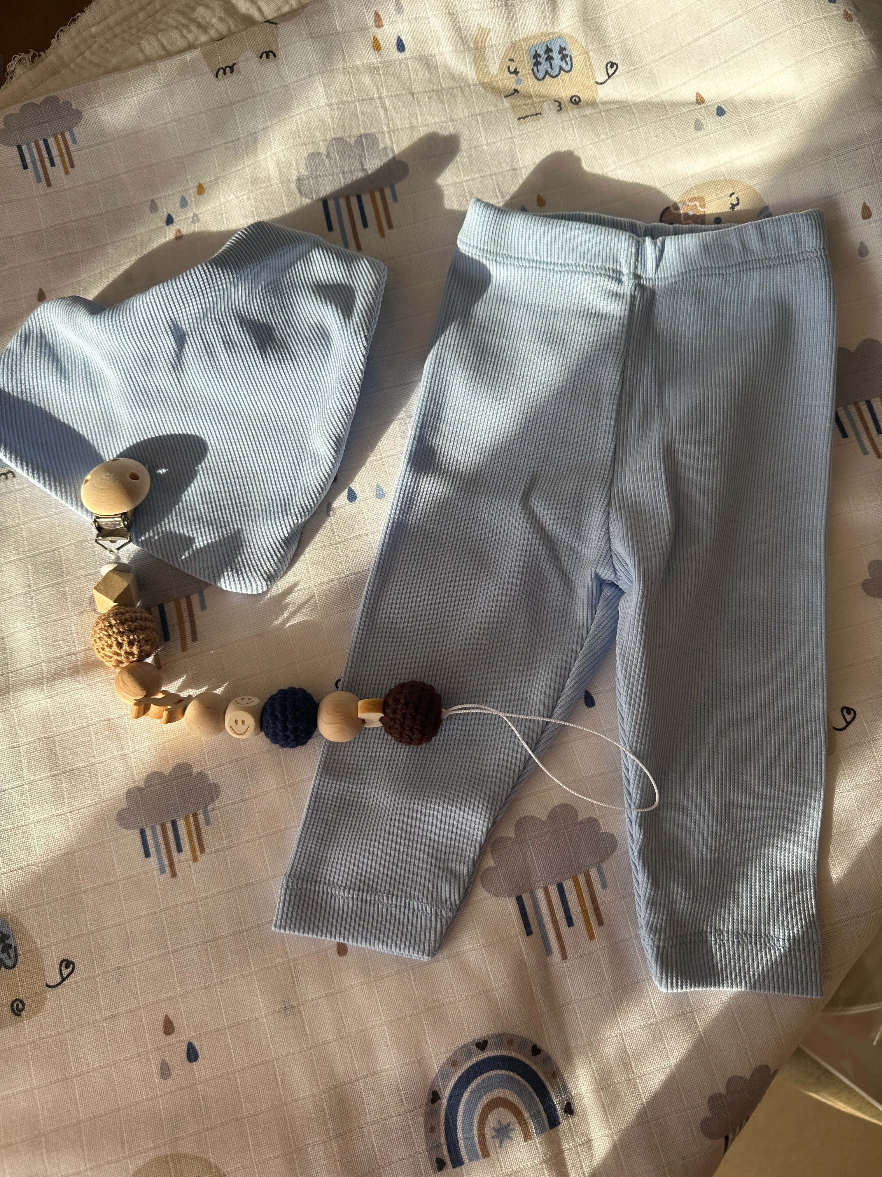 Mavi Yenidoğan İlk Ay Seti – Fitilli Tayt, Fular, Emzik Askısı ve Desenli Müslin Örtü Takım