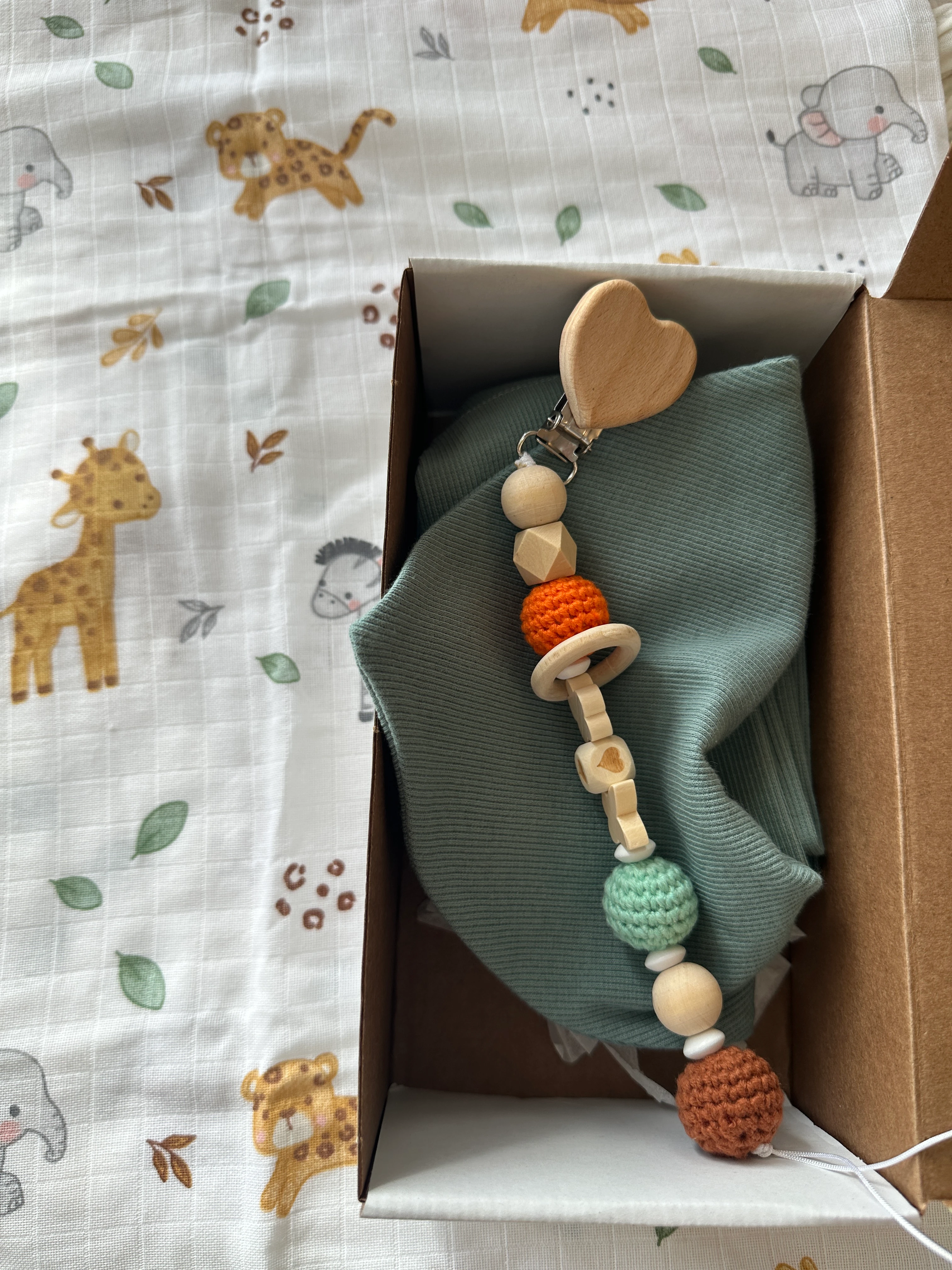 Mint Yeşili Yenidoğan İlk Ay Seti – Fitilli Tayt, Fular, Emzik Askısı ve Desenli Müslin Örtü Takım