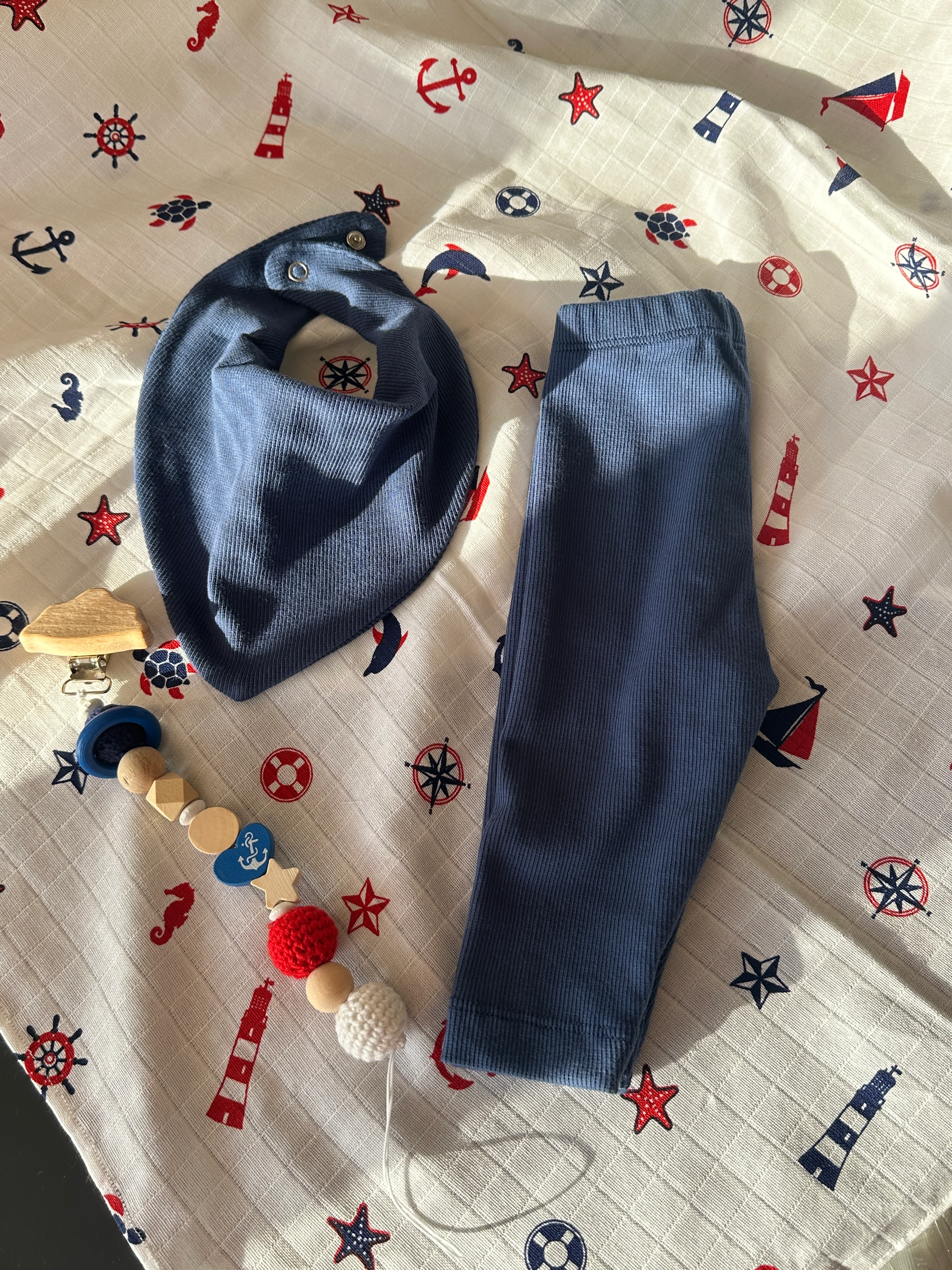 Lacivert Yenidoğan İlk Ay Seti – Fitilli Tayt, Fular, Emzik Askısı ve Desenli Müslin Örtü Takım