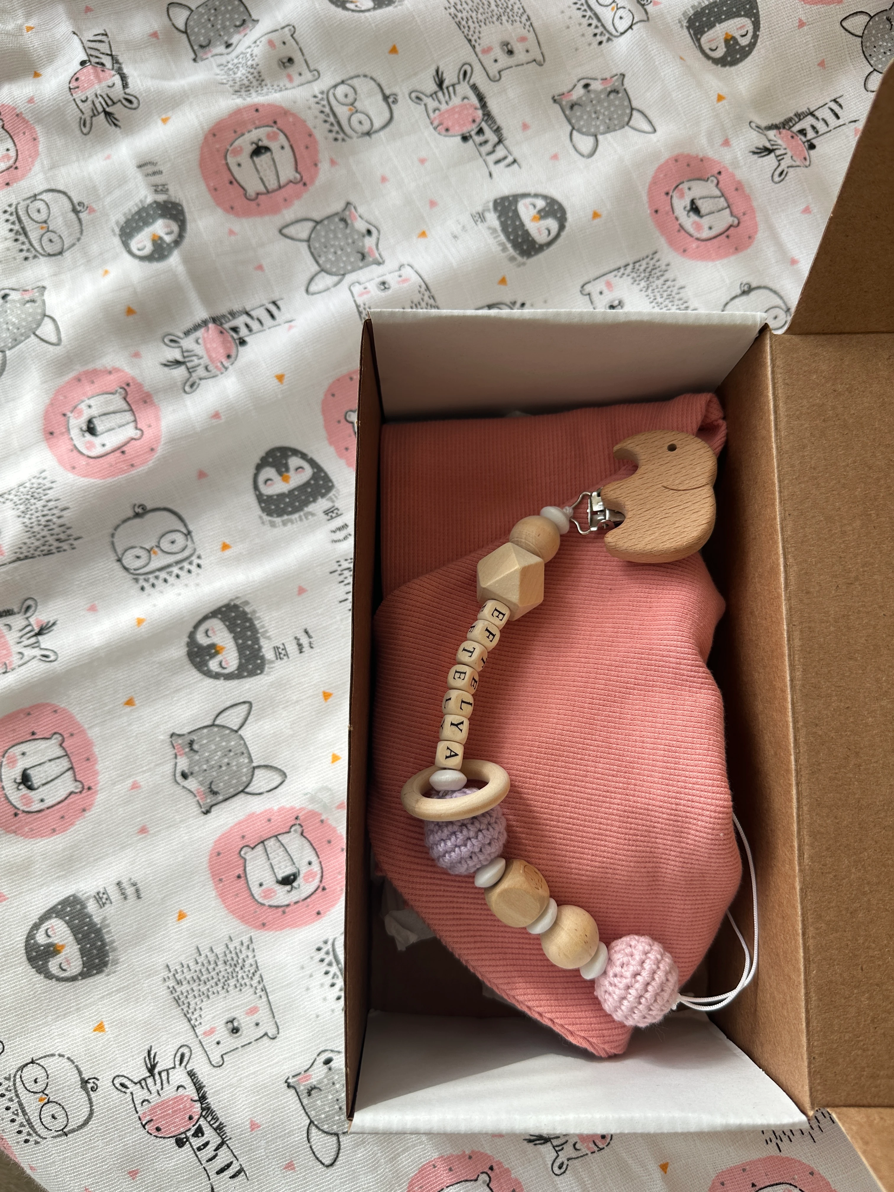 Somon Yenidoğan İlk Ay Seti – Fitilli Tayt, Fular, Emzik Askısı ve Desenli Müslin Örtü Takım