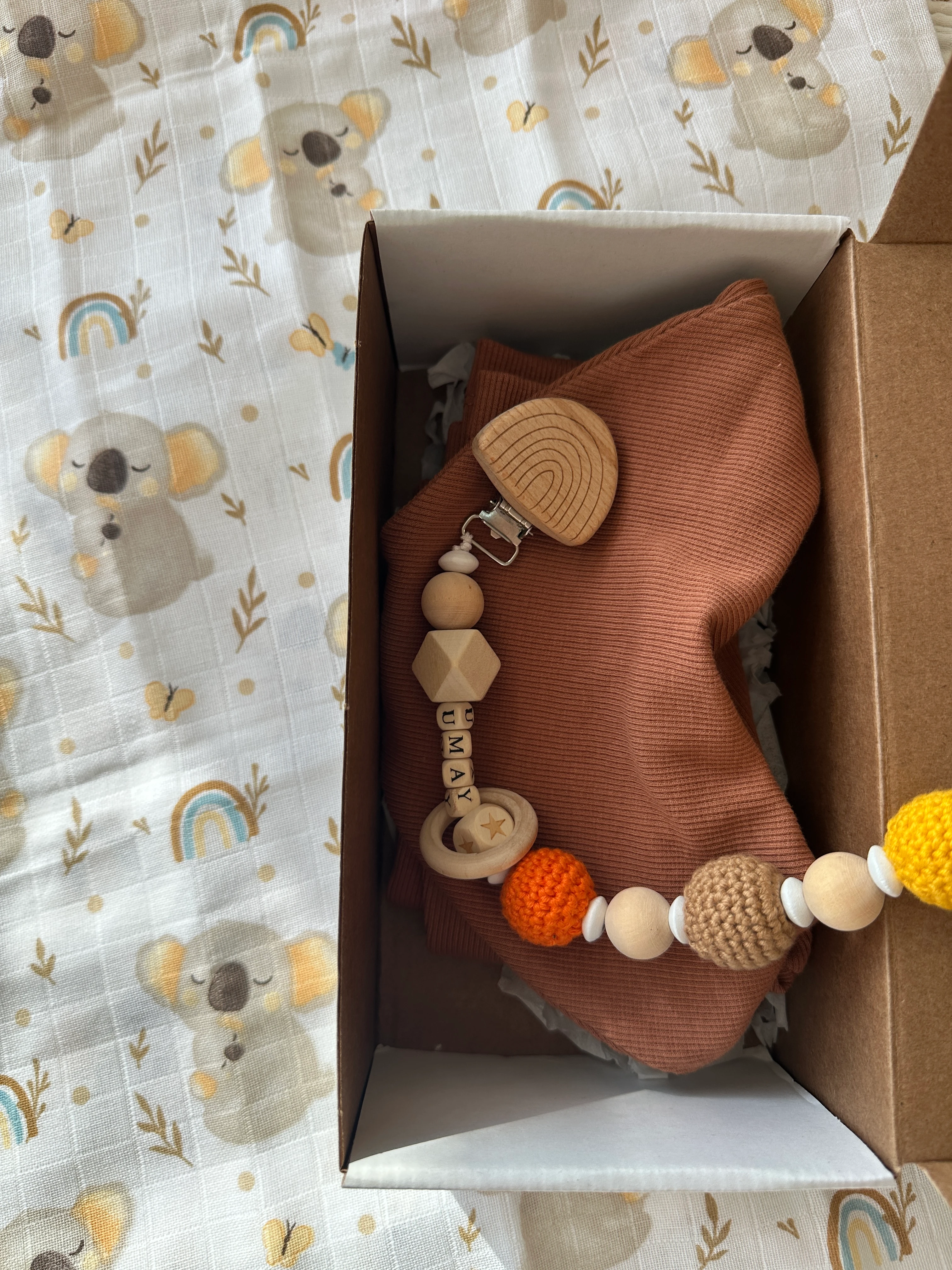 Kiremit Yenidoğan İlk Ay Seti – Fitilli Tayt, Fular, Emzik Askısı ve Desenli Müslin Örtü Takım