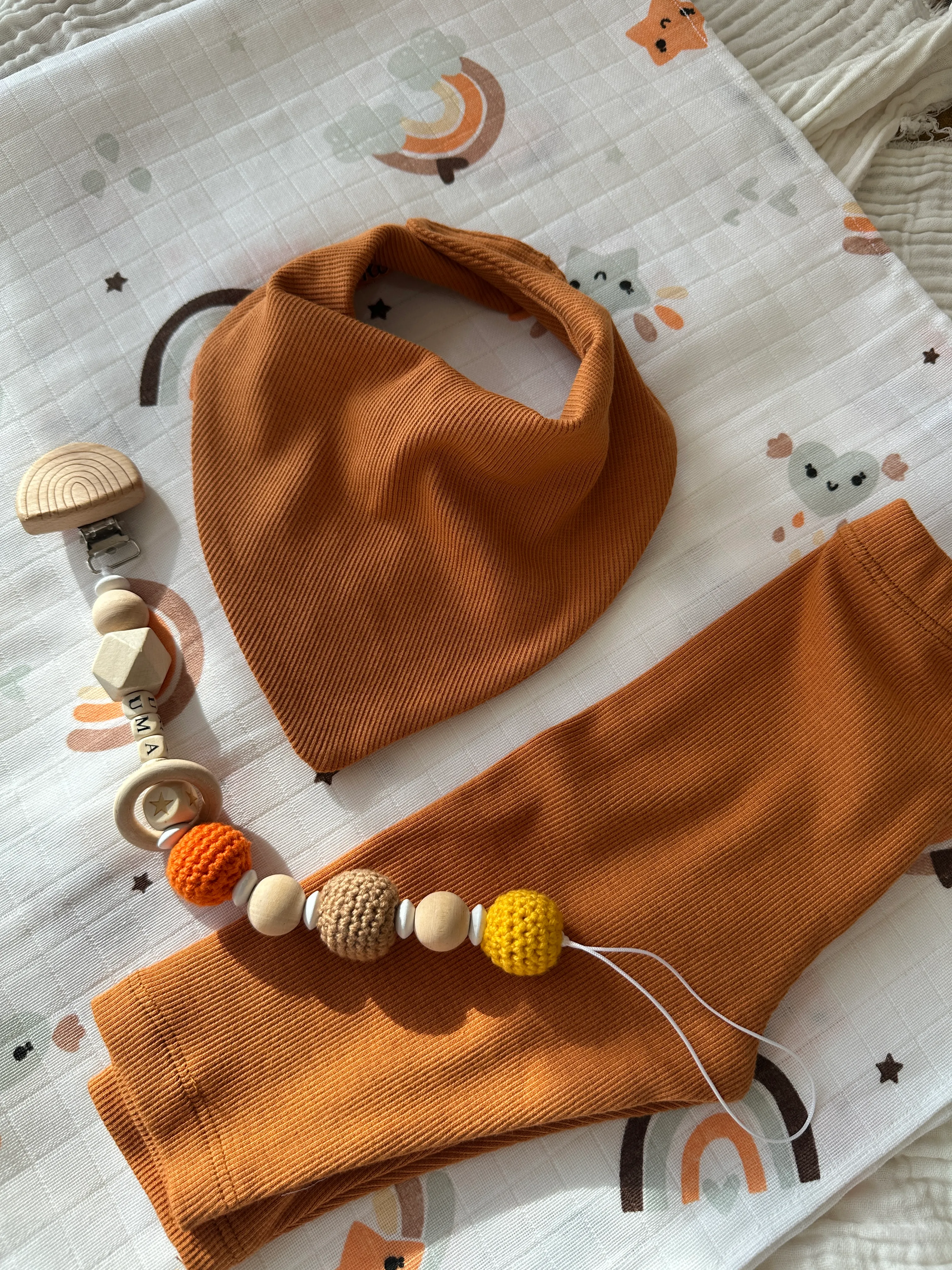 Hardal Yenidoğan İlk Ay Seti – Fitilli Tayt, Fular, Emzik Askısı ve Desenli Müslin Örtü Takım