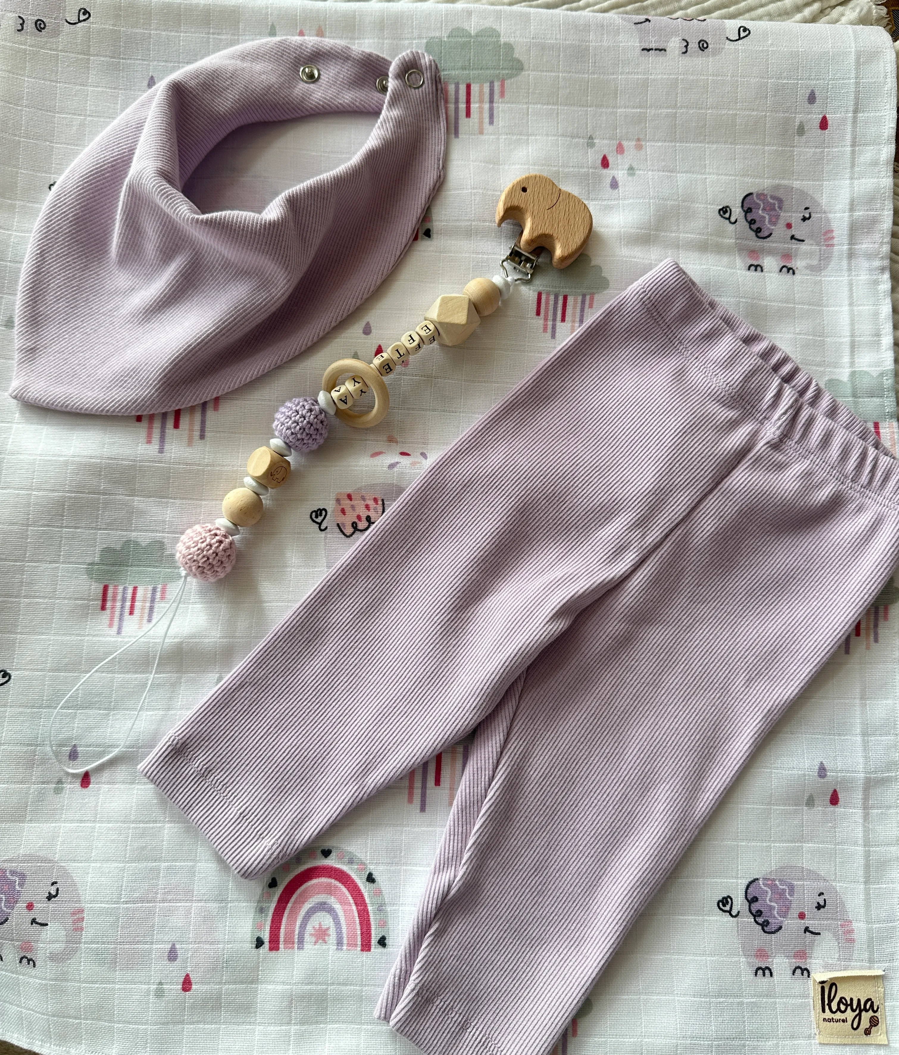 Lila Yenidoğan İlk Ay Seti – Fitilli Tayt, Fular, Emzik Askısı ve Desenli Müslin Örtü Takım