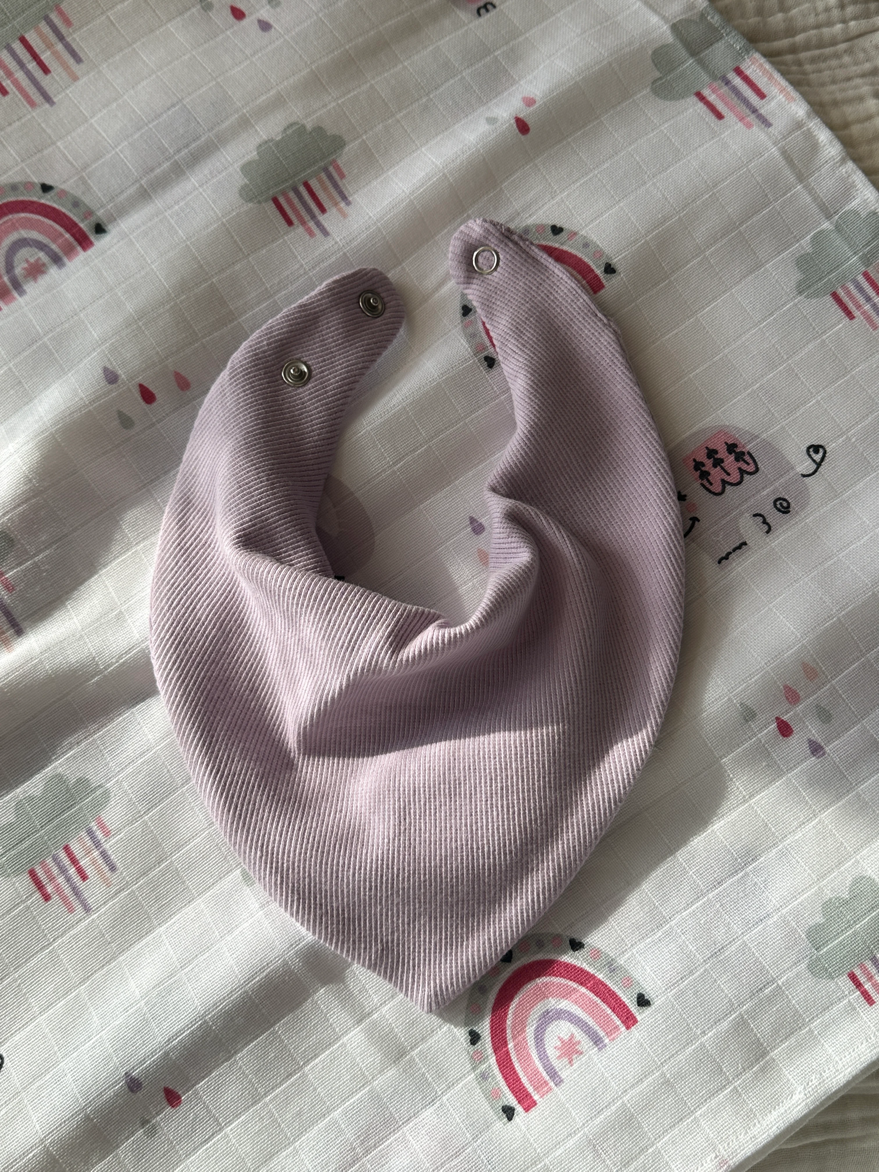 Lila Yenidoğan İlk Ay Seti – Fitilli Tayt, Fular, Emzik Askısı ve Desenli Müslin Örtü Takım