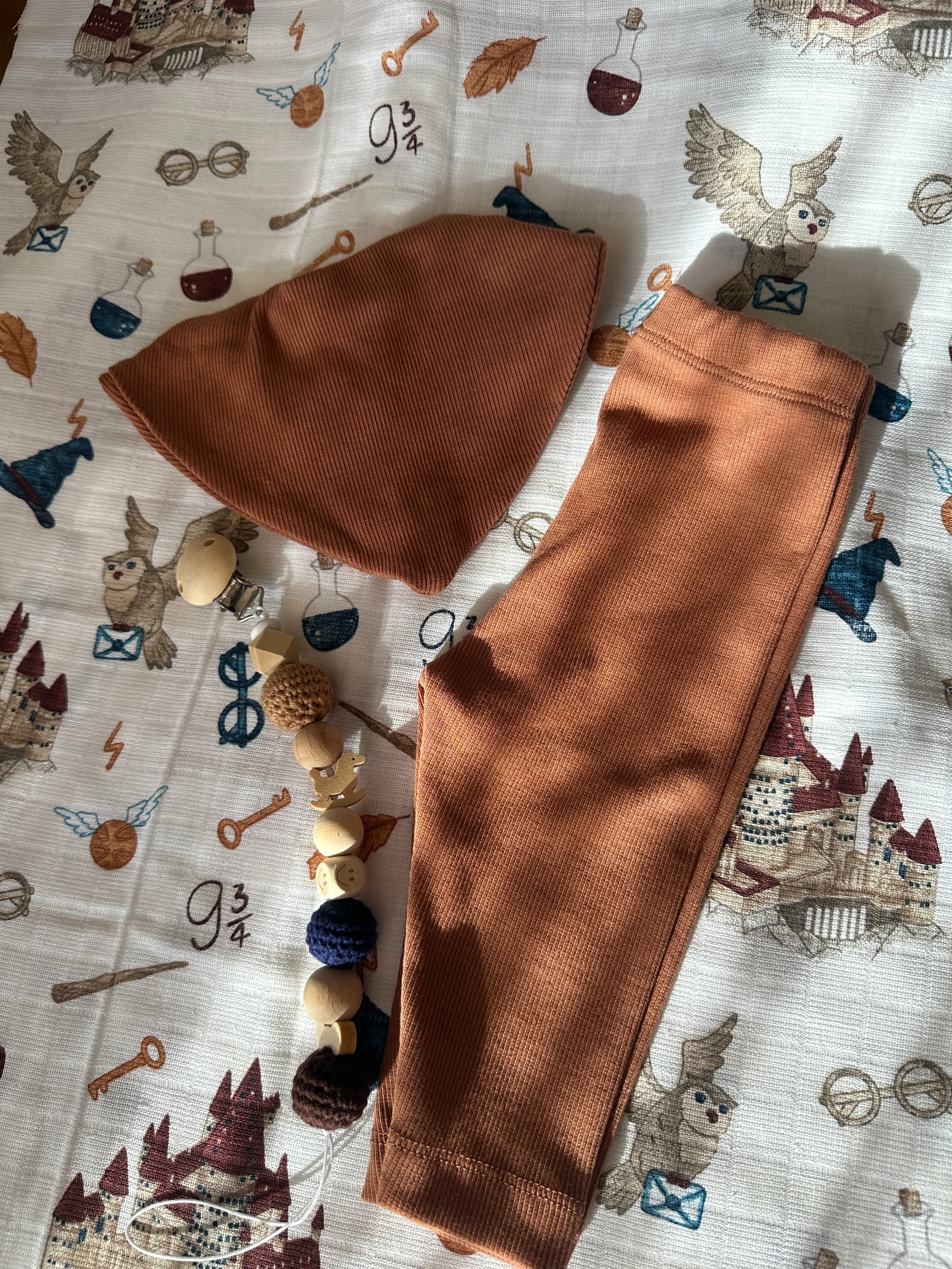 Harry Potter Yenidoğan İlk Ay Seti – Fitilli Tayt, Fular, Emzik Askısı ve Desenli Müslin Örtü Takım