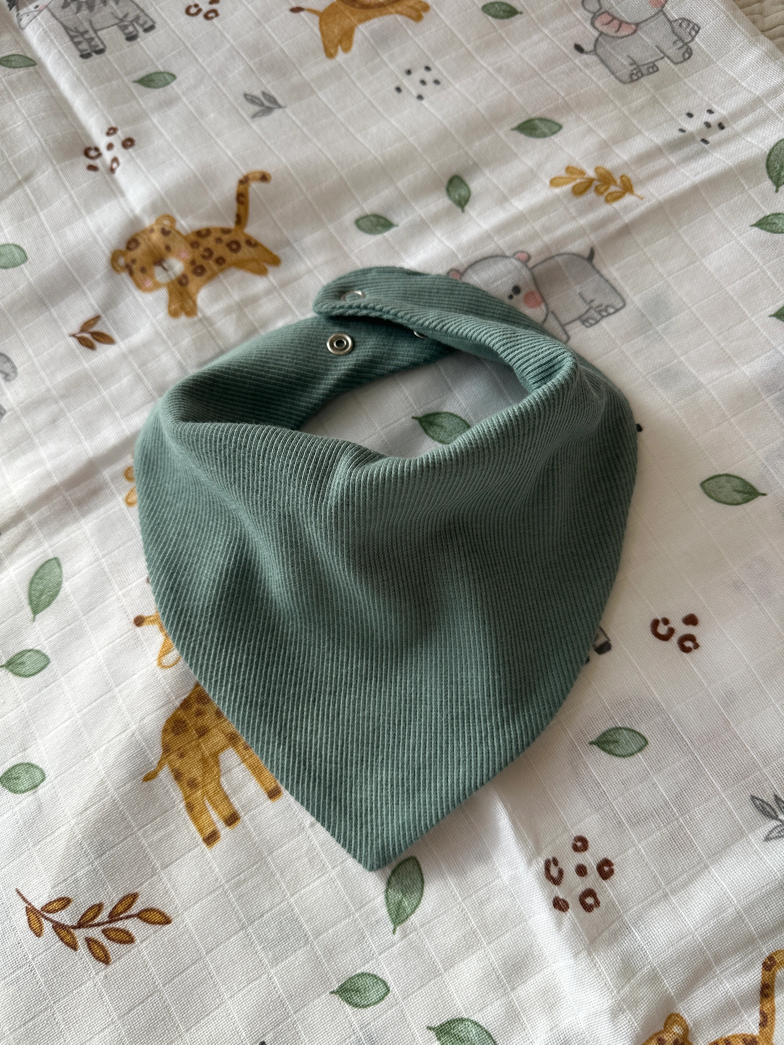 Mint Yeşili Yenidoğan İlk Ay Seti – Fitilli Tayt, Fular, Emzik Askısı ve Desenli Müslin Örtü Takım