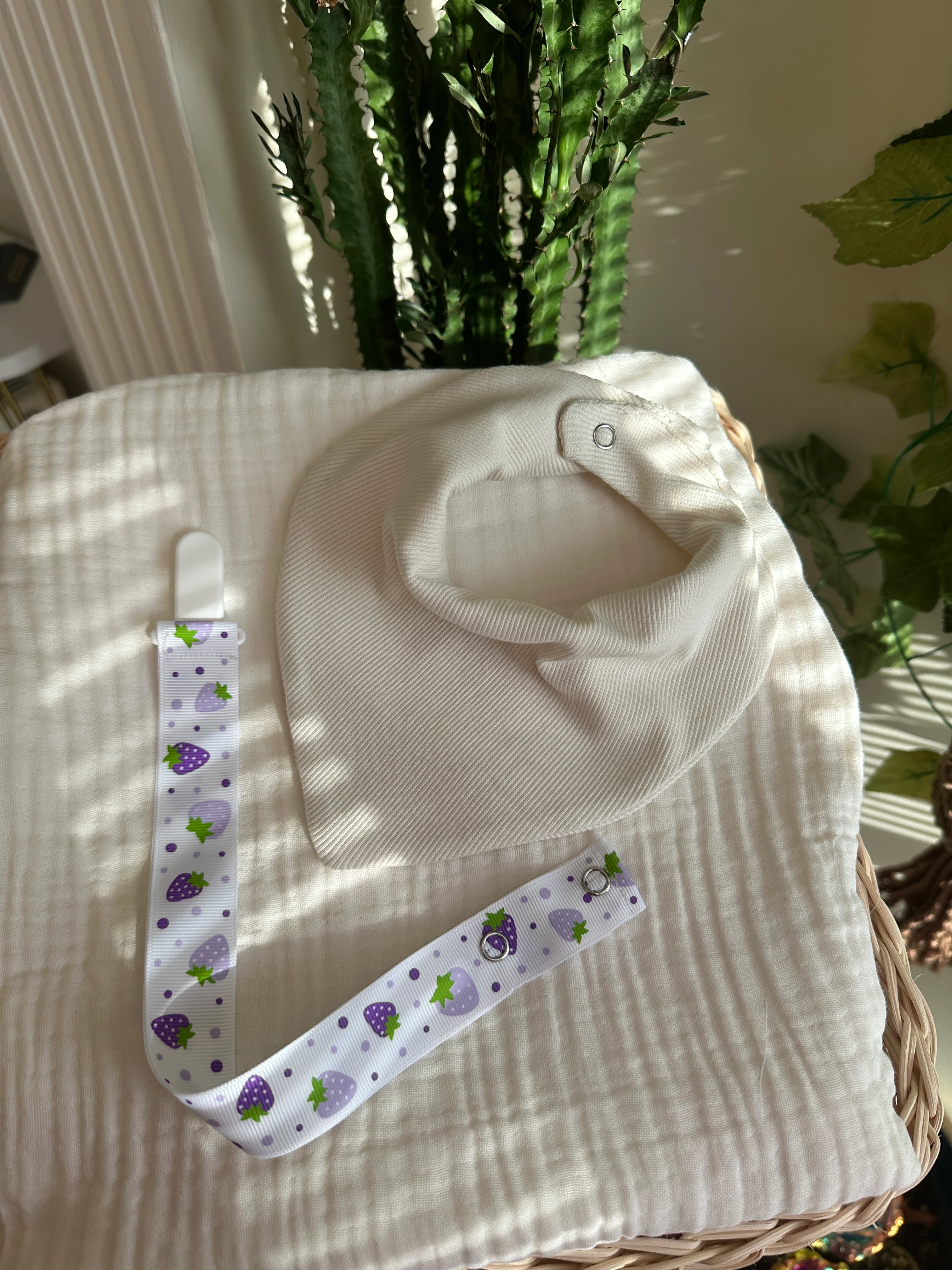 Bebek Emzik Askısı ve Ağız Silme Önlüğü Seti - Çilekli