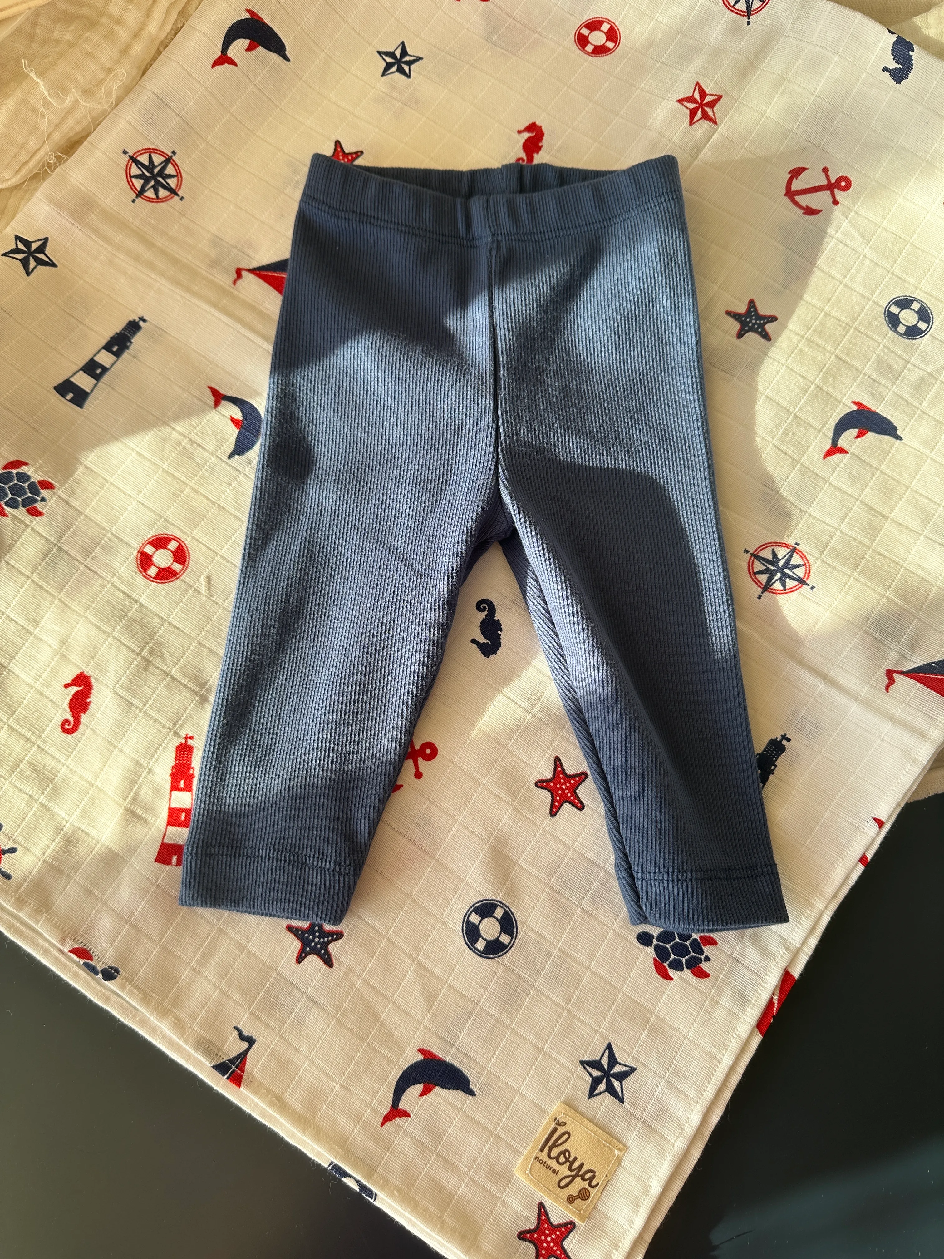 Lacivert Yenidoğan İlk Ay Seti – Fitilli Tayt, Fular, Emzik Askısı ve Desenli Müslin Örtü Takım