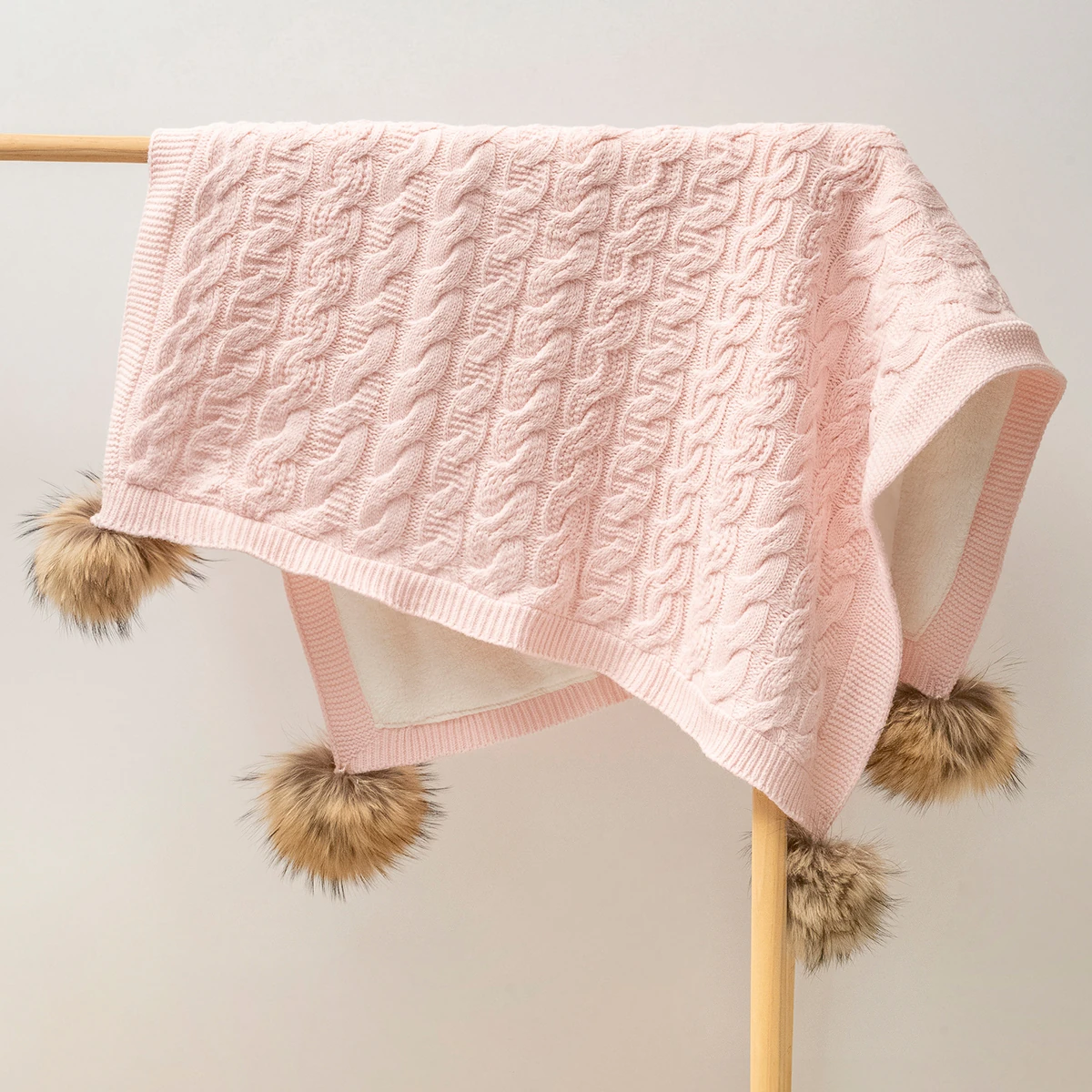 8234N-PINK NIPPERLAND УНИСЕКС 85*100 СМ ОДЕЯЛО С ПОМПОНАМИ