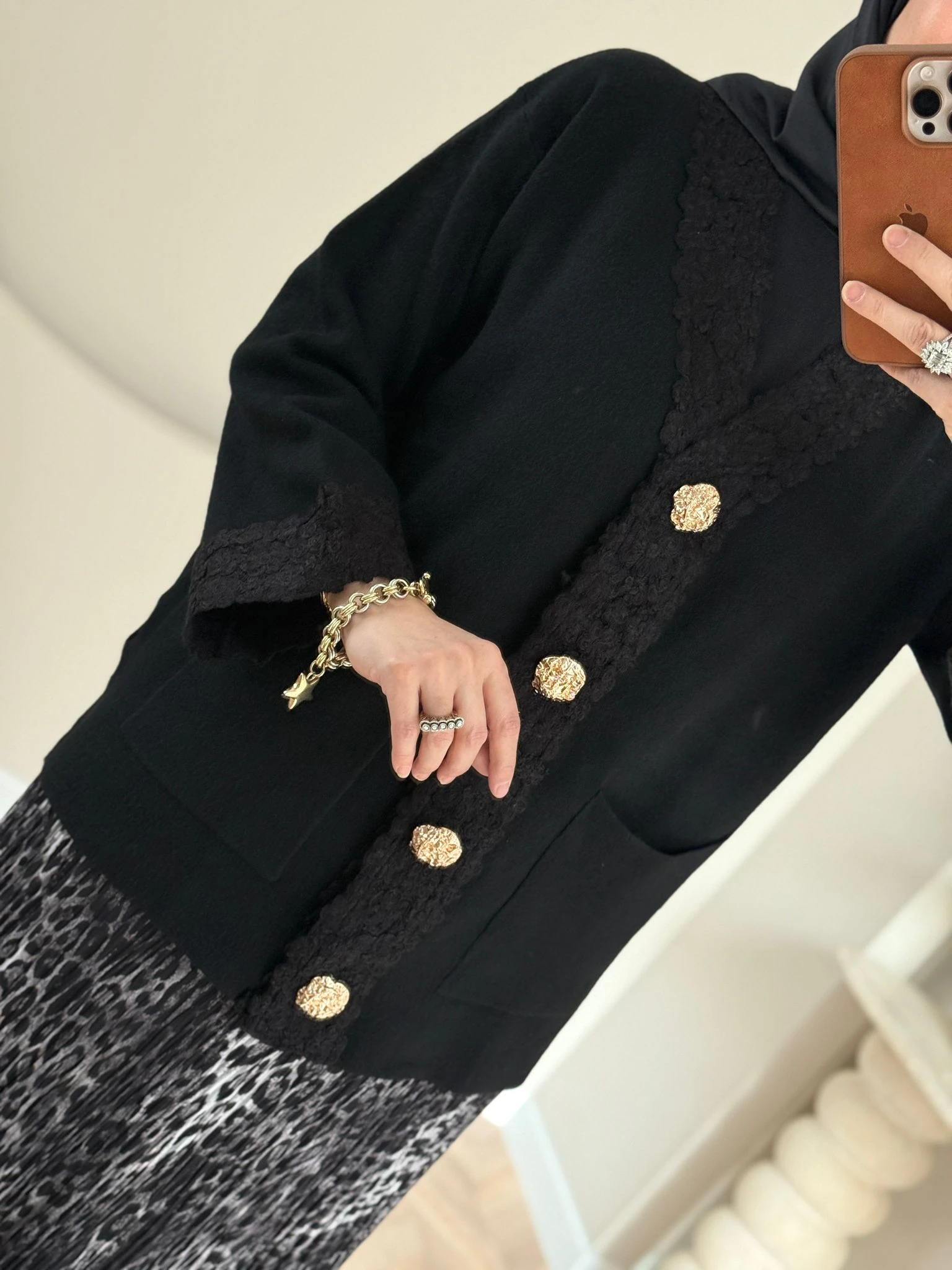 Tığ Triko Kol ve Pat Detaylı Düğmeli Hırka -Siyah