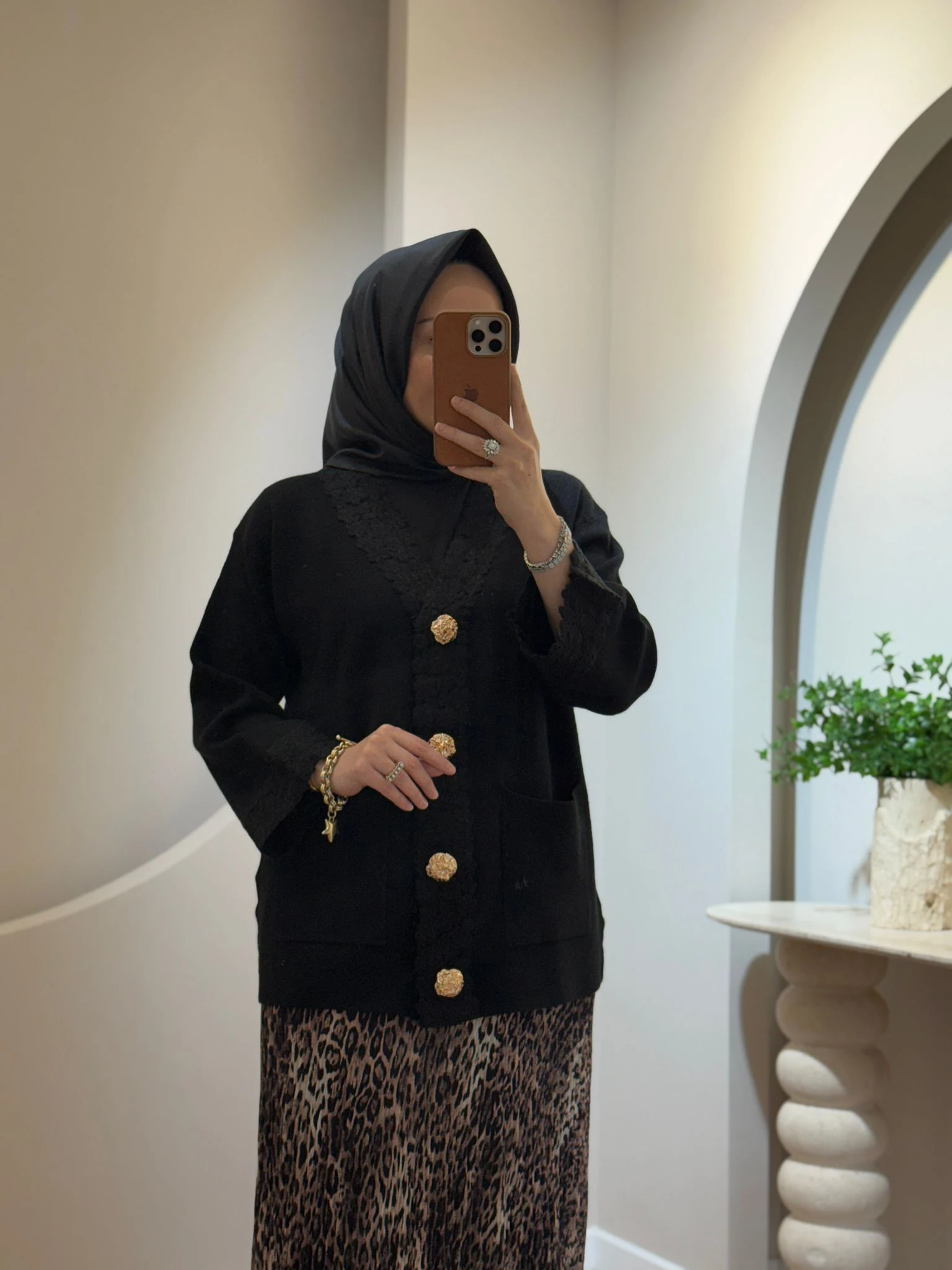 Tığ Triko Kol ve Pat Detaylı Düğmeli Hırka -Siyah