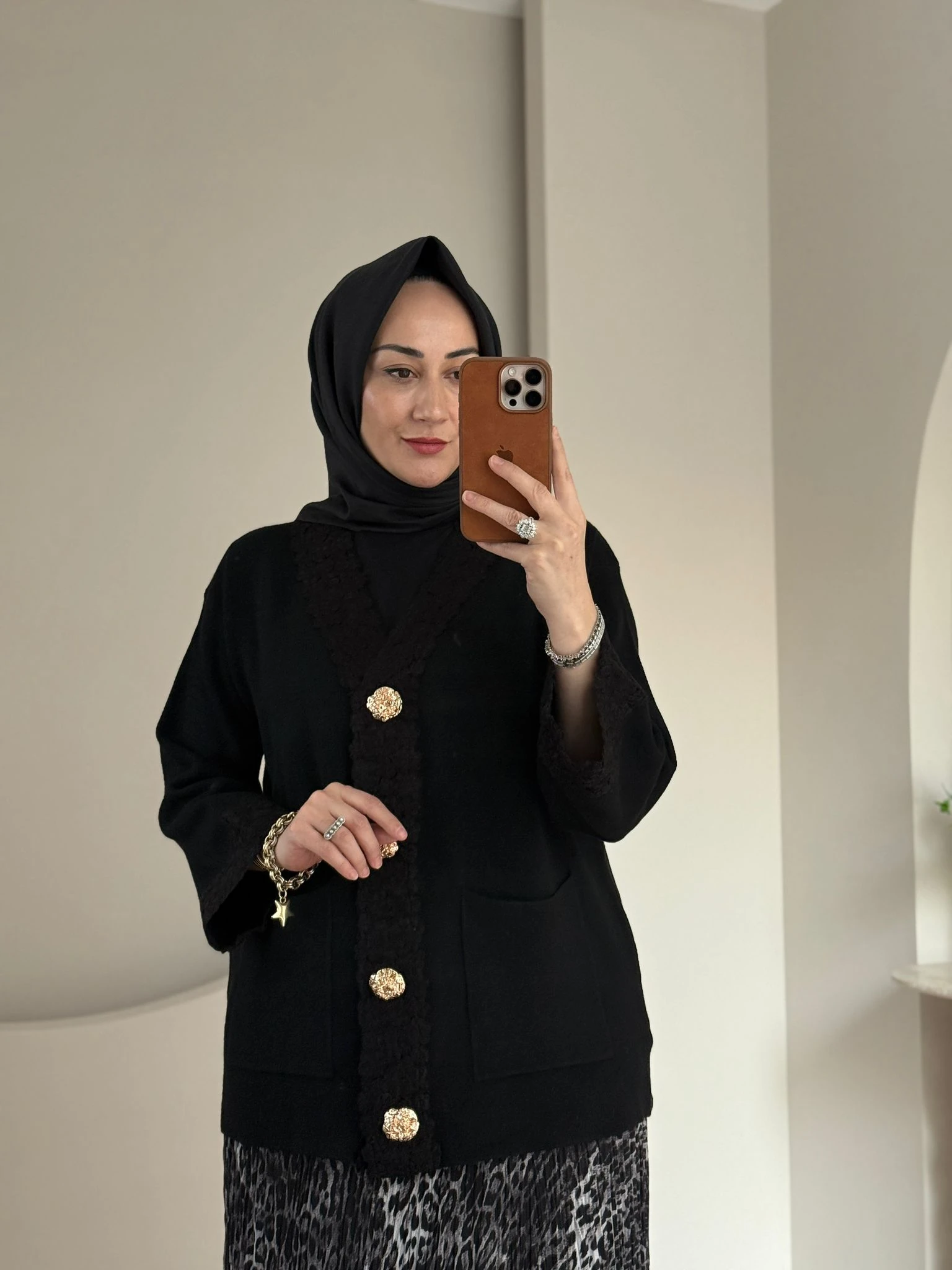 Tığ Triko Kol ve Pat Detaylı Düğmeli Hırka -Siyah