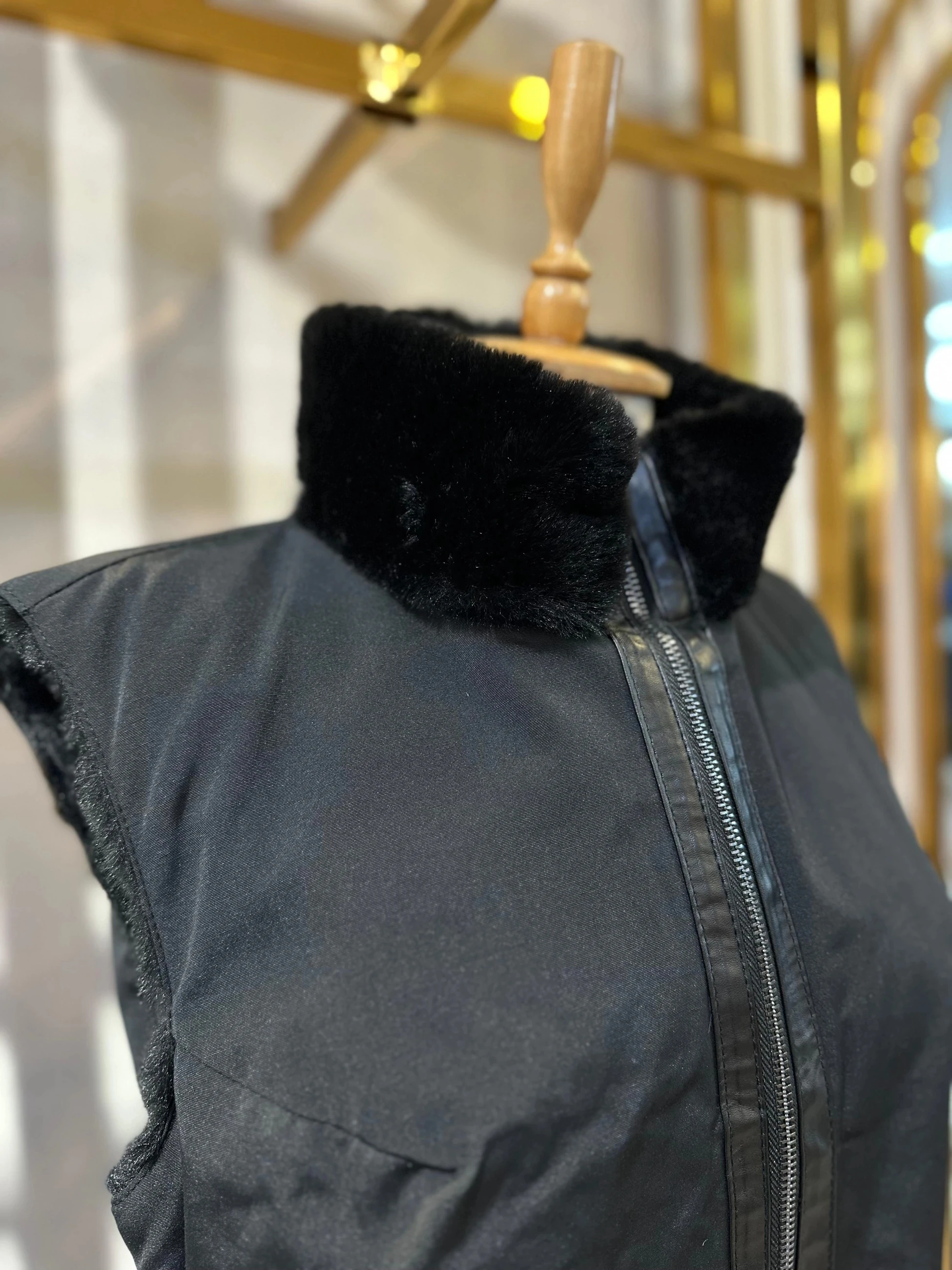 Mutlu Ertan Çift Taraflı Peluş Yelek  - Siyah