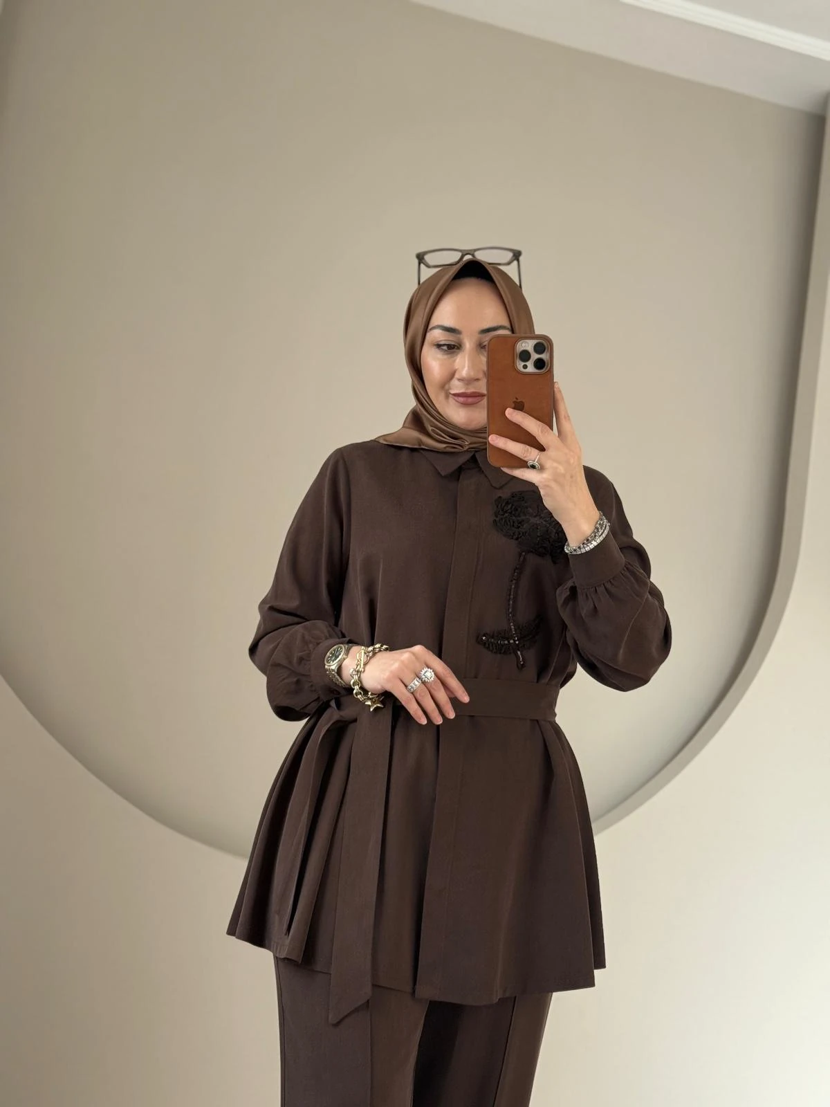 Nuss Yaka Kabartma Desen Takım-Kahve