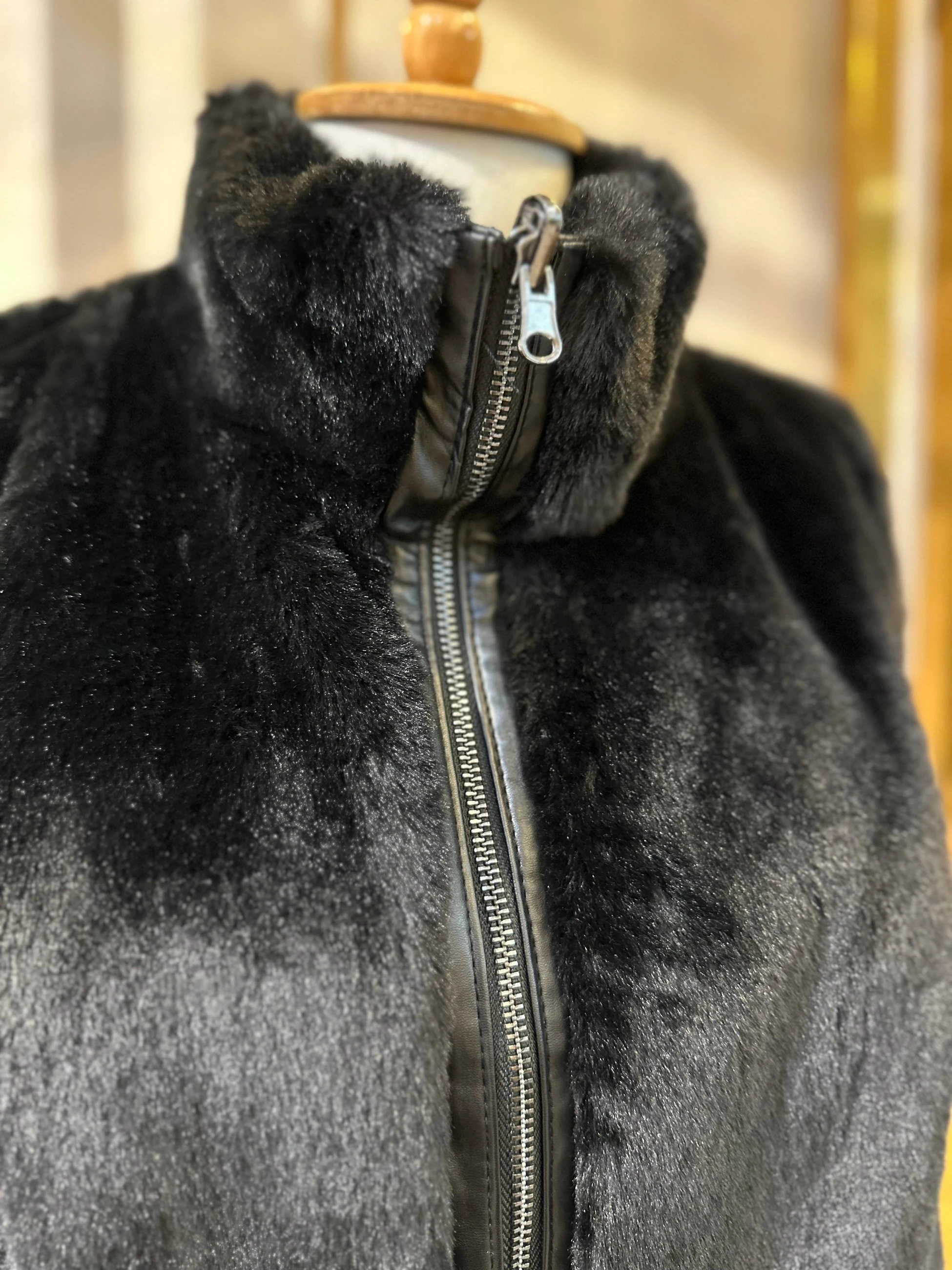 Mutlu Ertan Çift Taraflı Peluş Yelek  - Siyah