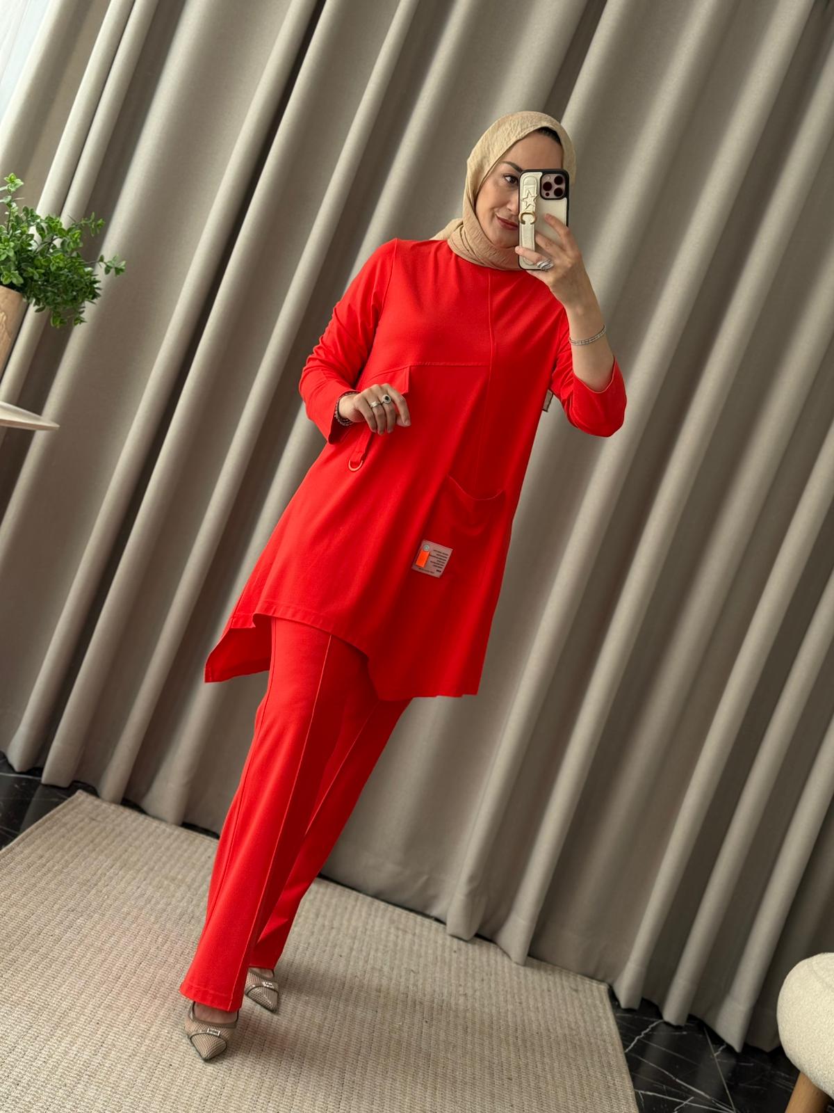 Tığ Triko Asimetrik Kesimli Aksesuar Detaylı Takım - Kırmızı