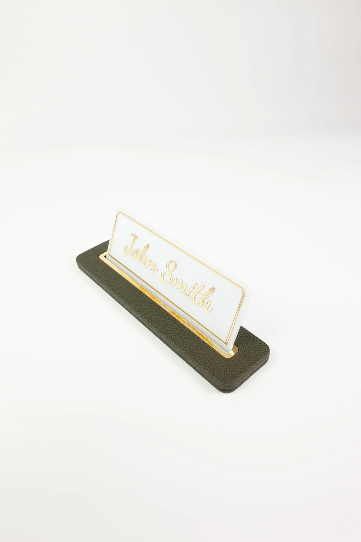 Alya Deri Masa İsimliği Haki Yeşil Gold Detaylı, Şık ve Dayanıklı Ofis Masa Aksesuarı, Premium Suni Deri, Kişiselleştirilebilir Masa İsimliği, Modern ve Minimalist Tasarım, Leke Tutmaz, Uzun Ömürlü Ofis Hediyesi