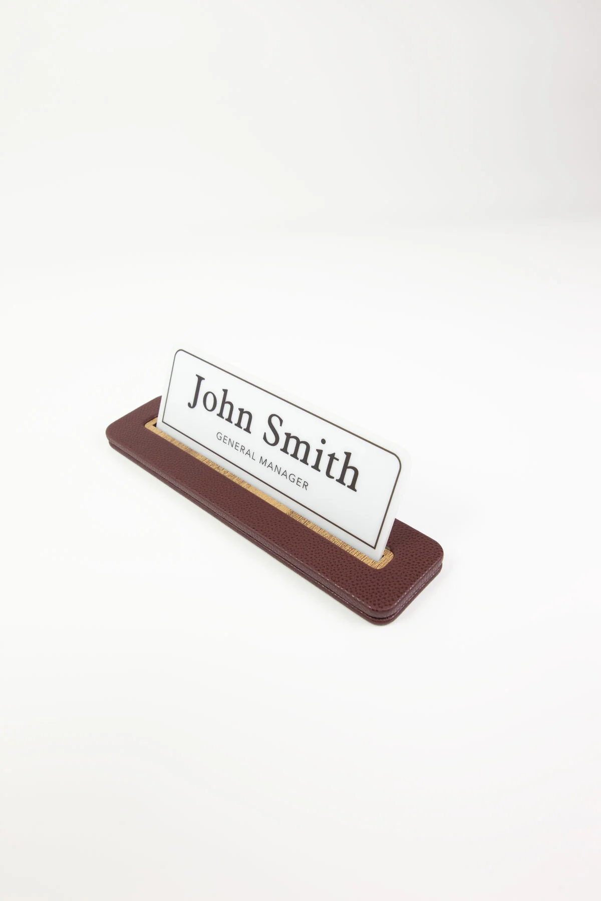 Alya Deri Masa İsimliği Bordo Ahşap Detaylı, Şık ve Dayanıklı Ofis Masa Aksesuarı, Premium Suni Deri, Kişiselleştirilebilir Masa İsimliği, Modern ve Klasik Tarz, Leke Tutmaz, Uzun Ömürlü Ofis Hediyesi