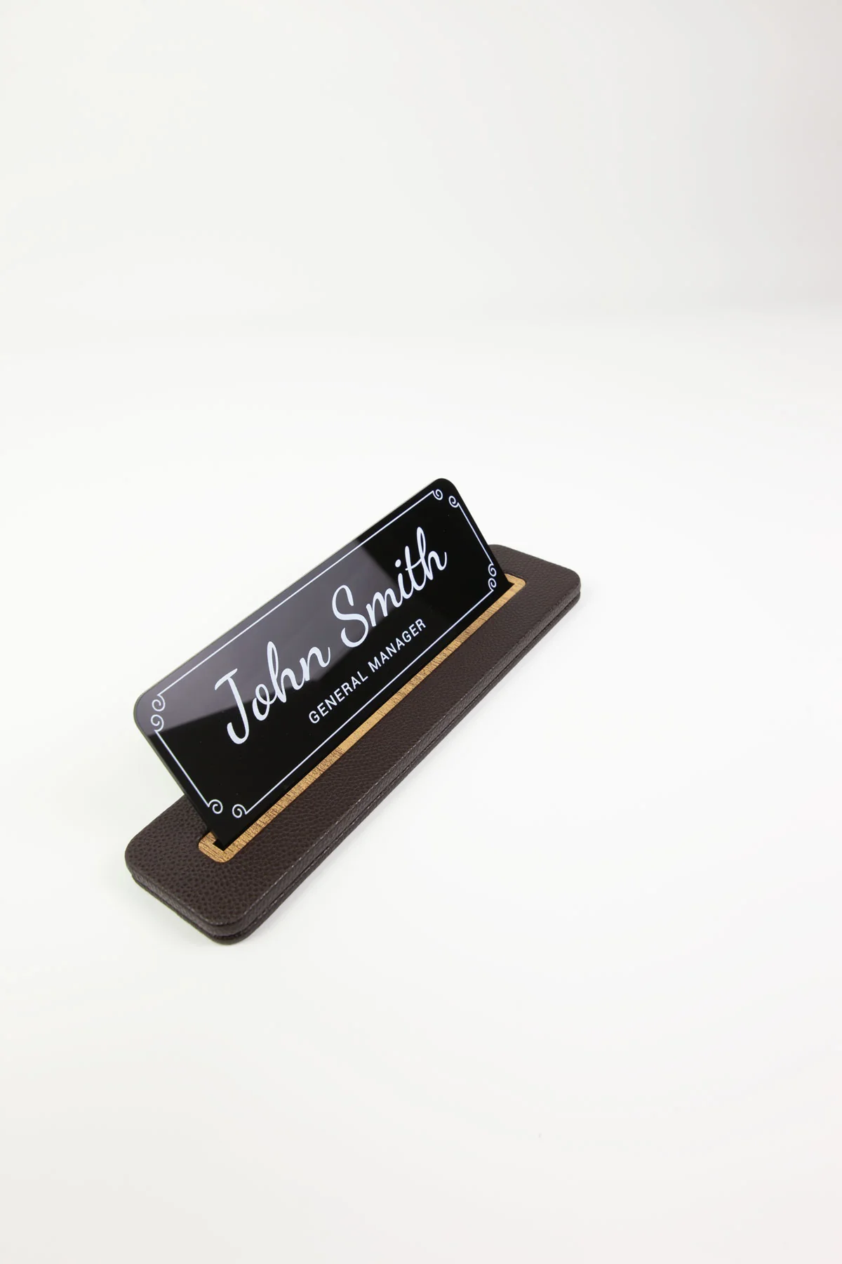 Alya Deri Masa İsimliği Kahve Ahşap Detaylı, Şık ve Dayanıklı Ofis Masa Aksesuarı, Premium Suni Deri, Kişiselleştirilebilir Masa İsimliği, Modern ve Klasik Tasarım, Leke Tutmaz, Uzun Ömürlü Ofis Hediyesi