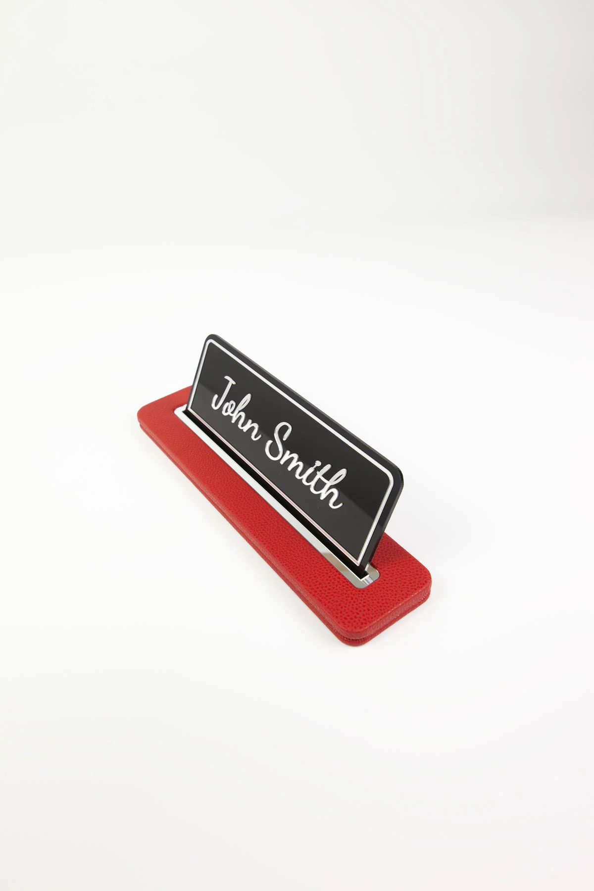 Alya Deri Masa İsimliği Kırmızı Krom Detaylı, Modern Ofis Masa Aksesuarı, Premium Suni Deri, Kişiselleştirilebilir Masa İsimliği, Şık ve Dayanıklı Tasarım, Uzun Ömürlü Profesyonel Ofis Hediyesi